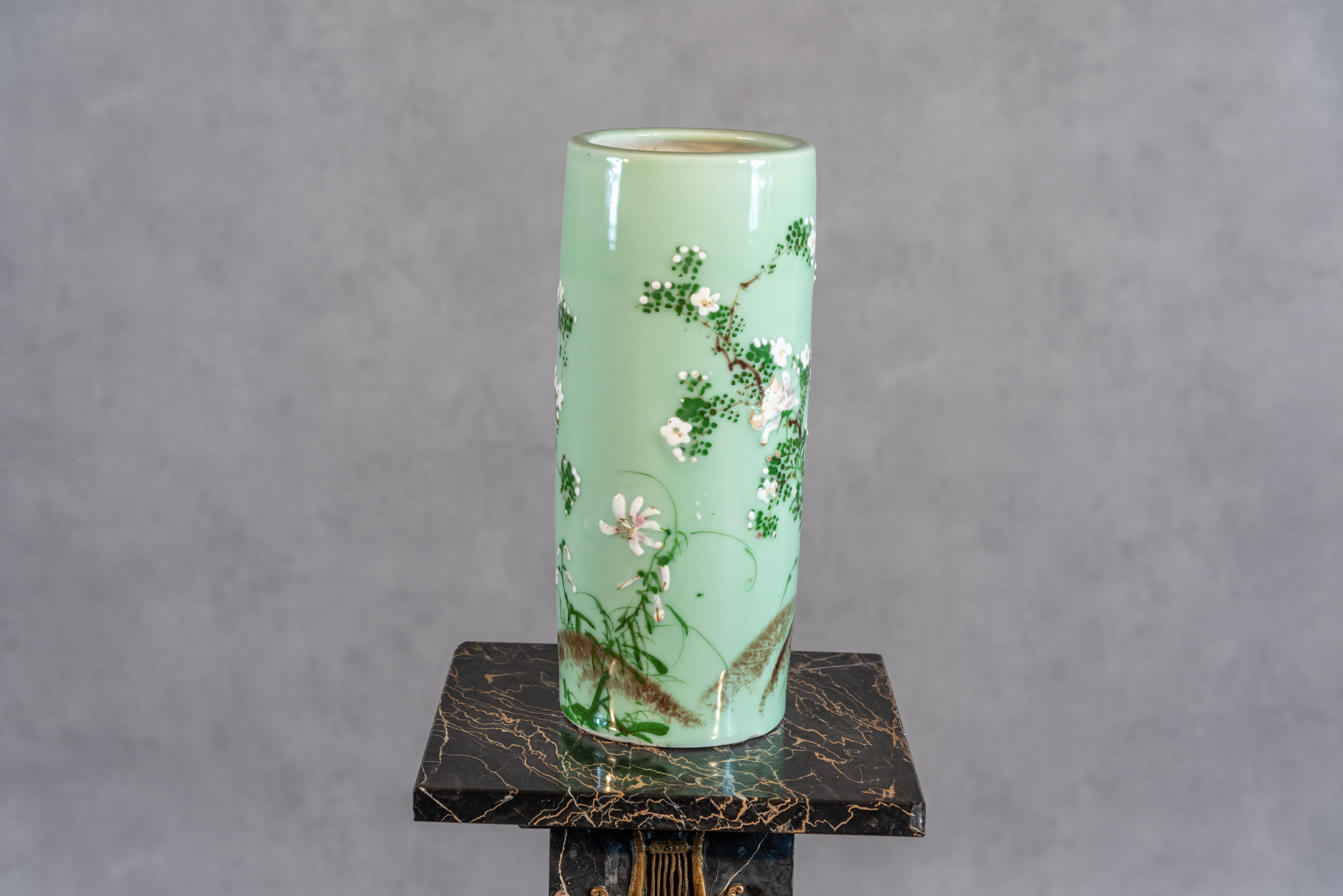 
Ce grand vase en céladon du XXe siècle est un témoignage gracieux de l'art du XXe siècle. Réalisée avec un soin méticuleux, la glaçure céladon donne une teinte verte douce et apaisante, servant de toile de fond à de délicates décorations florales.