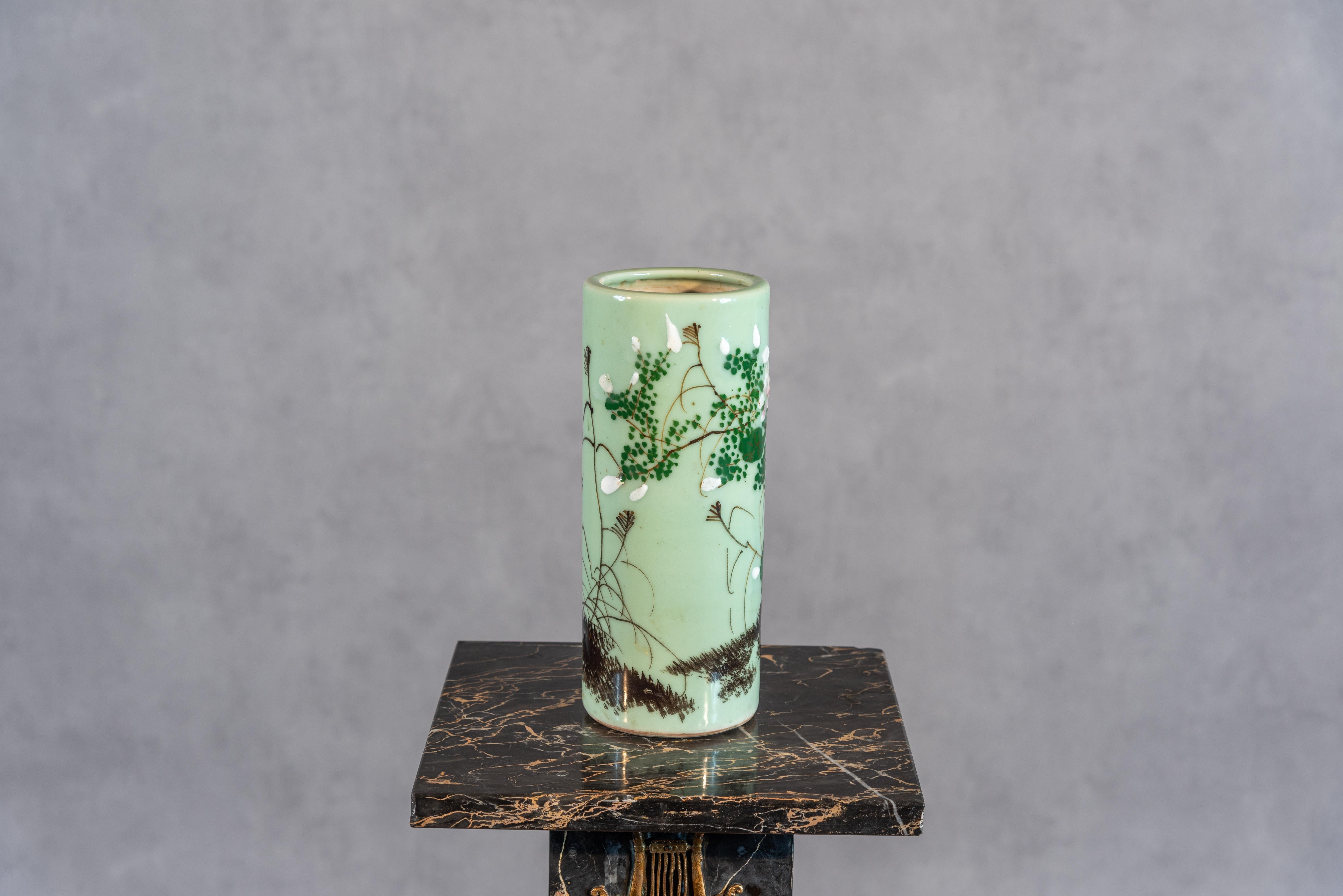 Diese große Celadon-Vase aus dem 20. Jahrhundert ist ein Beweis für die zeitlose Anziehungskraft der französischen Handwerkskunst. Die anmutig stehende Vase ist mit einem zarten Blumendekor verziert und zeigt die Verschmelzung von von der Natur