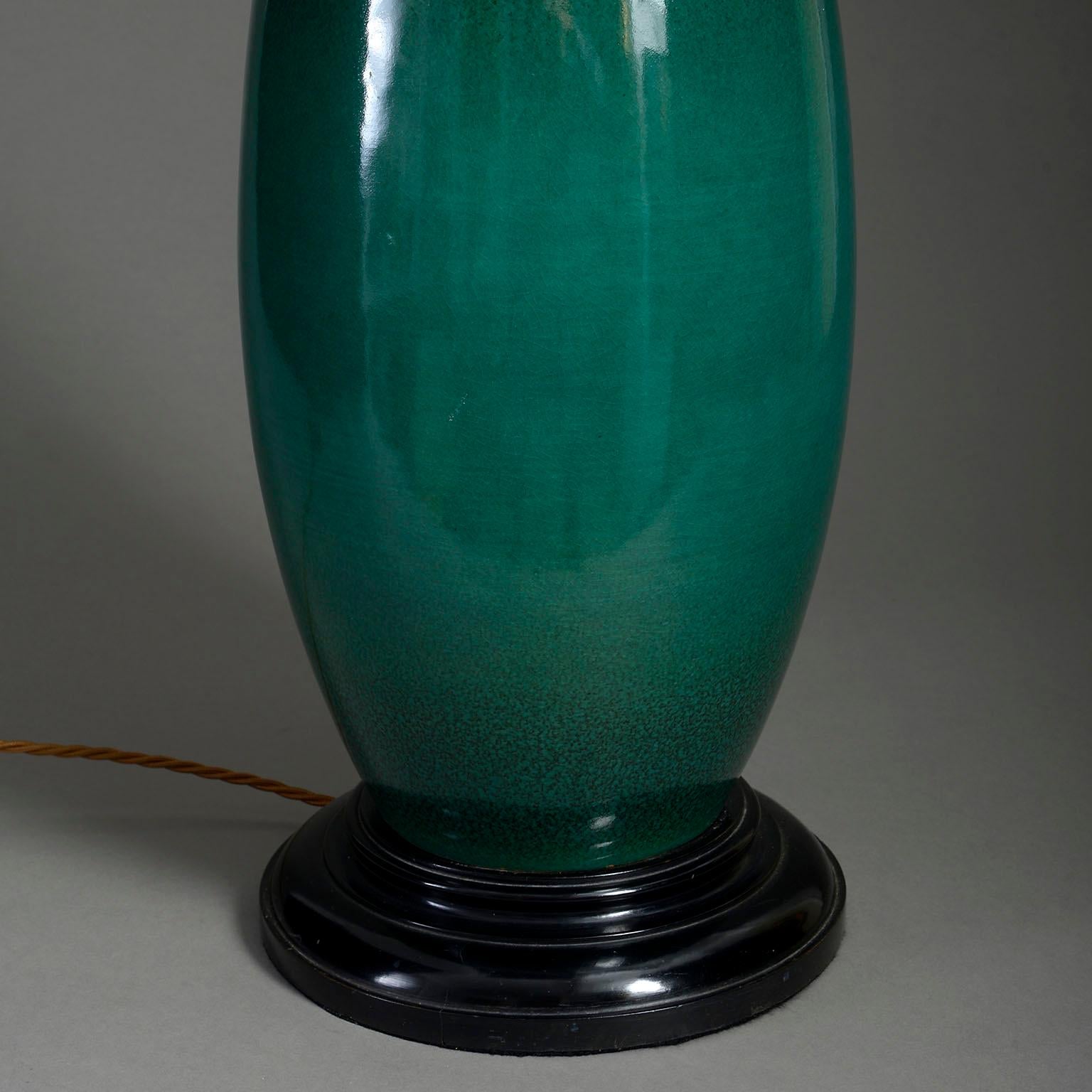 Français Grande lampe vase en céramique émaillée verte du XXe siècle en vente