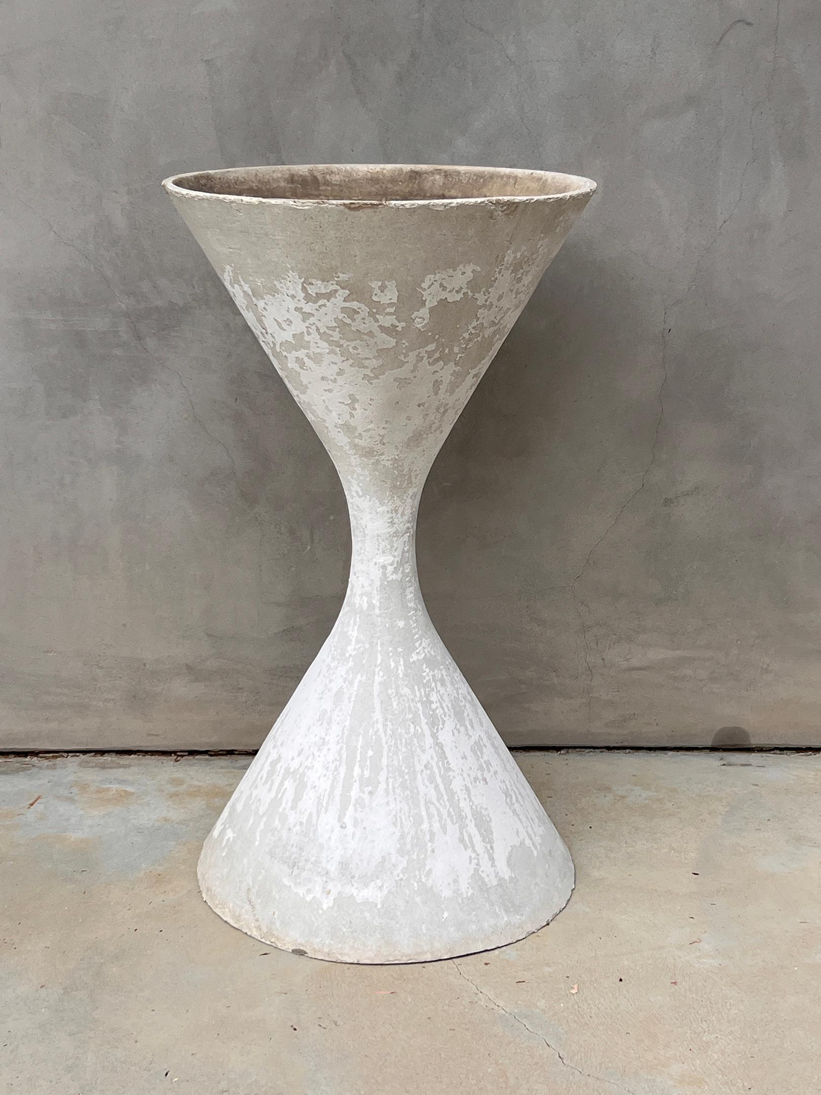 Ladies, gentlemen, and plant parents, behold the Willy Guhl Diablo Planter—a towering icon of 1960s design that’s as sculptural as it is functional. Designed for Eternit by Swiss design legend Willy Guhl, this hourglass-shaped beauty is one of the