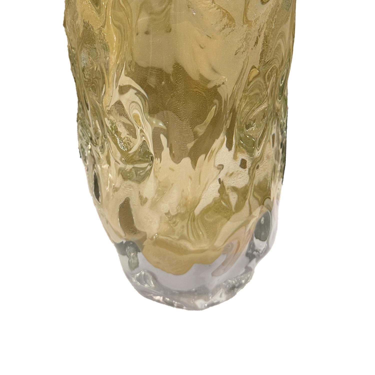 Questo squisito vaso in vetro di Murano lavorato a mano mostra l'esclusiva tecnica del Sommerso con l'aggiunta di avventurina. La scintillante tonalità dorata che si crea è ipnotizzante perché cattura la luce che cambia. La superficie ondulata del