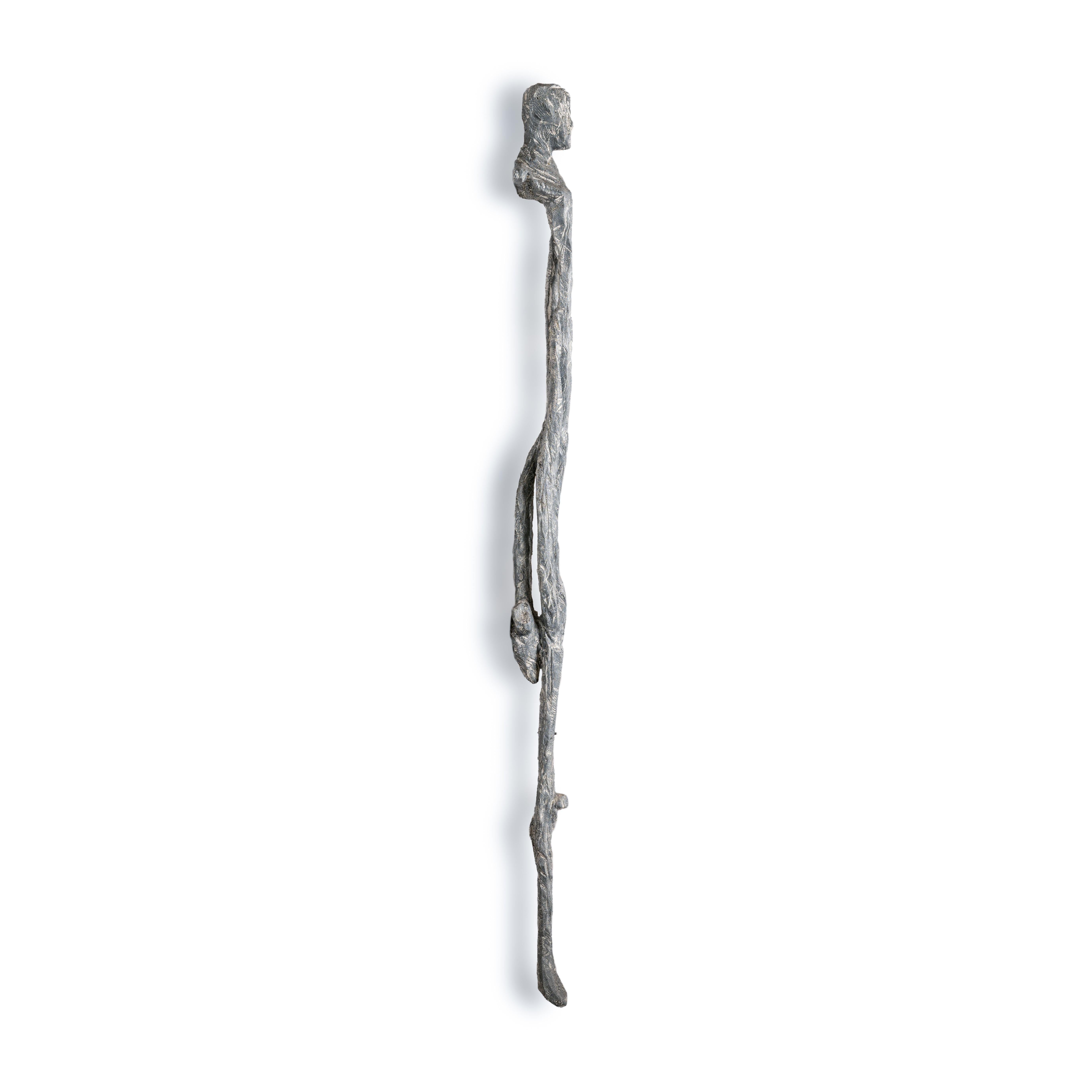 
Scultura astratta contemporanea da parete in legno creata con seghe circolari, dipinta in grigio-blu su tessuto bianco.
Firmato Christofer Kochs, 2014
Grazie alla lunghezza esagerata e alle linee stilizzate, si può notare una somiglianza con le