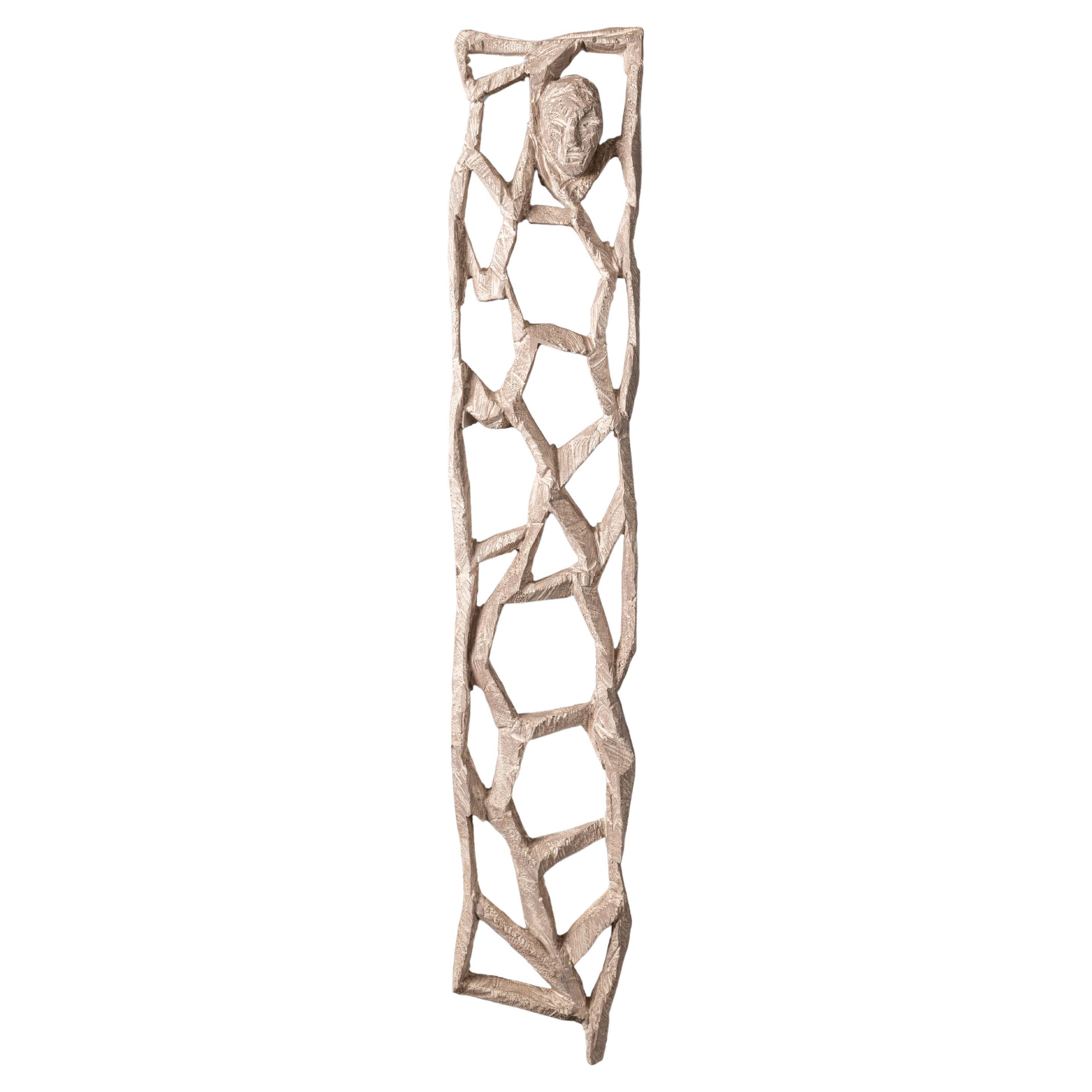 Escultura abstracta alta de madera montada en la pared de color blanco arena de Christofer Kochs 2019