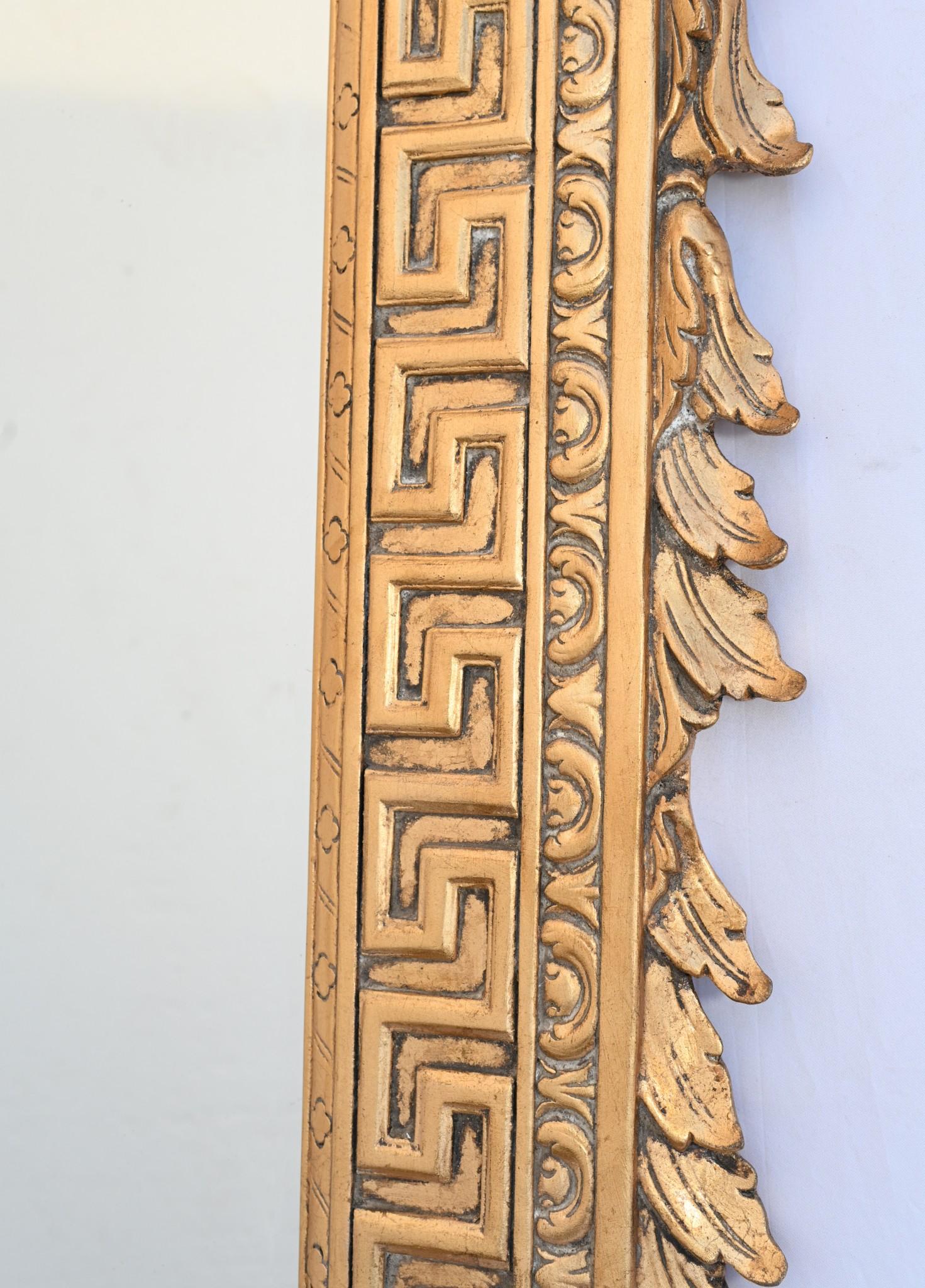 Splendido specchio da molo dorato in stile Adams
Quasi due metri di altezza - 165 CM
Cornice dorata intricatamente intagliata con motivi a chiave greca e frontone ad arco spezzato
Il vetro è trasparente e privo di imperfezioni
Offerto in ottime