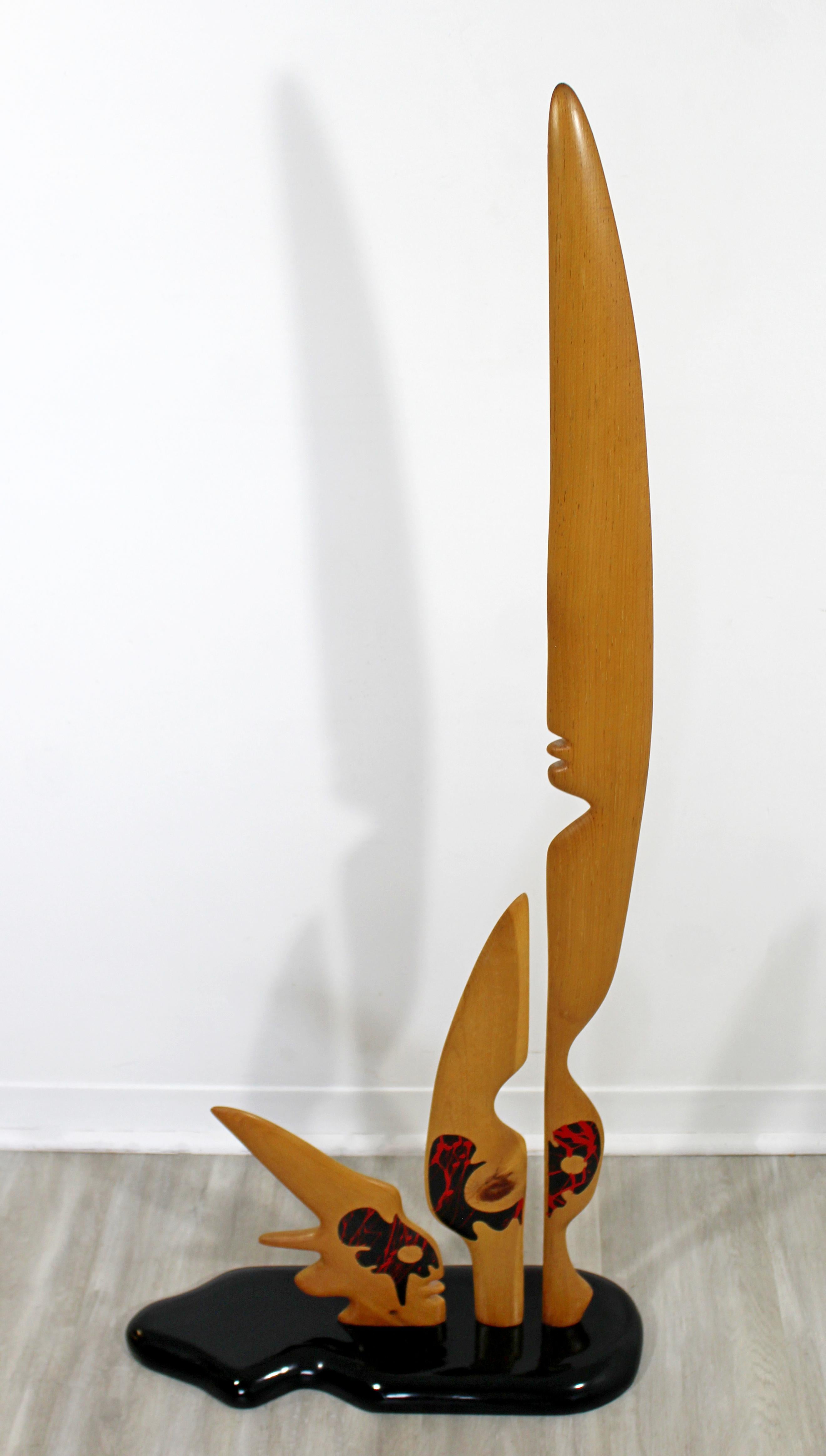 Nous vous présentons une sculpture de table figurative en bois peint et en pierre africaine, réalisée par Matthew Schellenberg. En parfait état. Les dimensions sont de 21