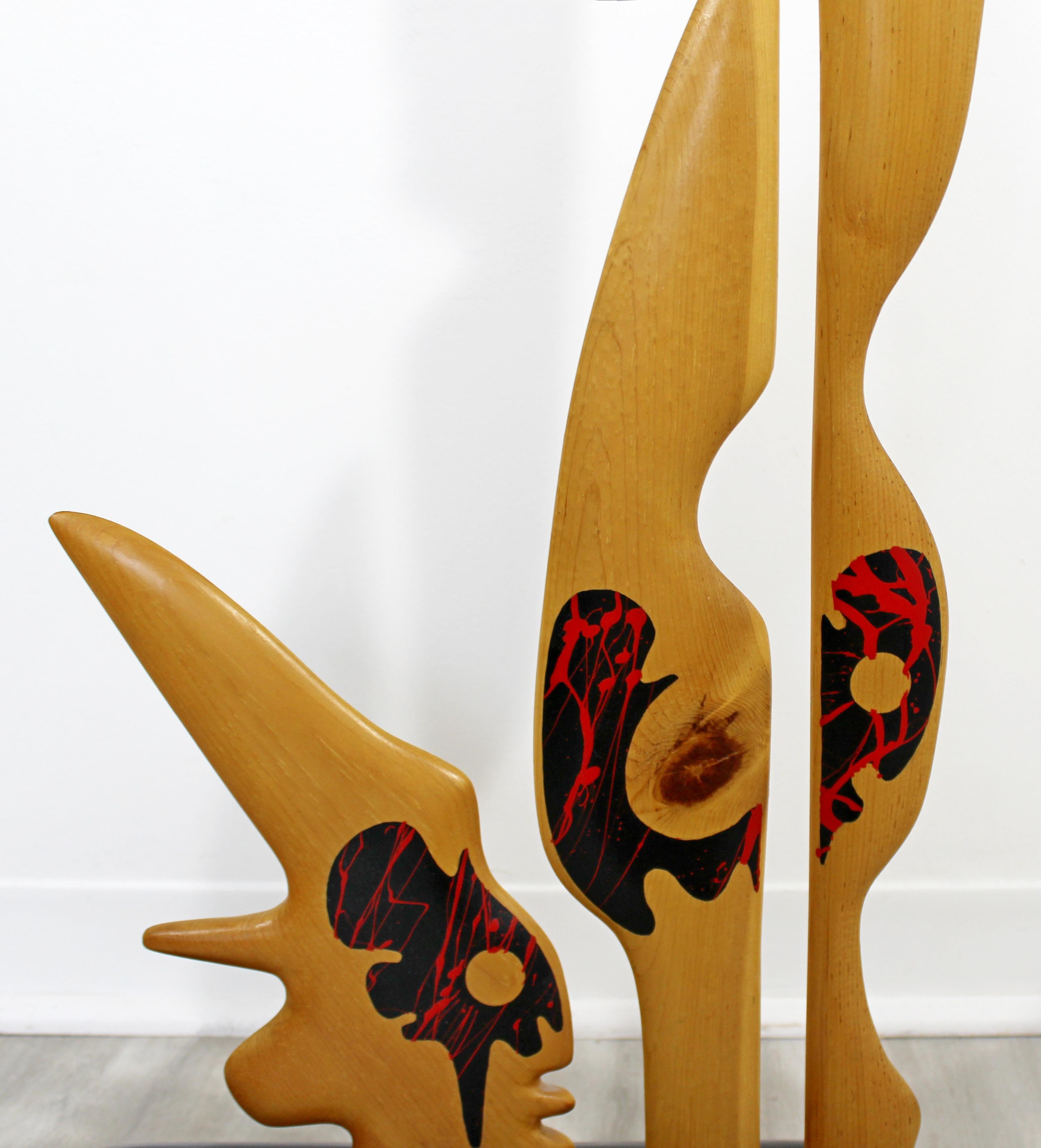 Grande sculpture de table figurative en bois peint en hommage à la pierre africaine de Schellenberg Bon état - En vente à Keego Harbor, MI
