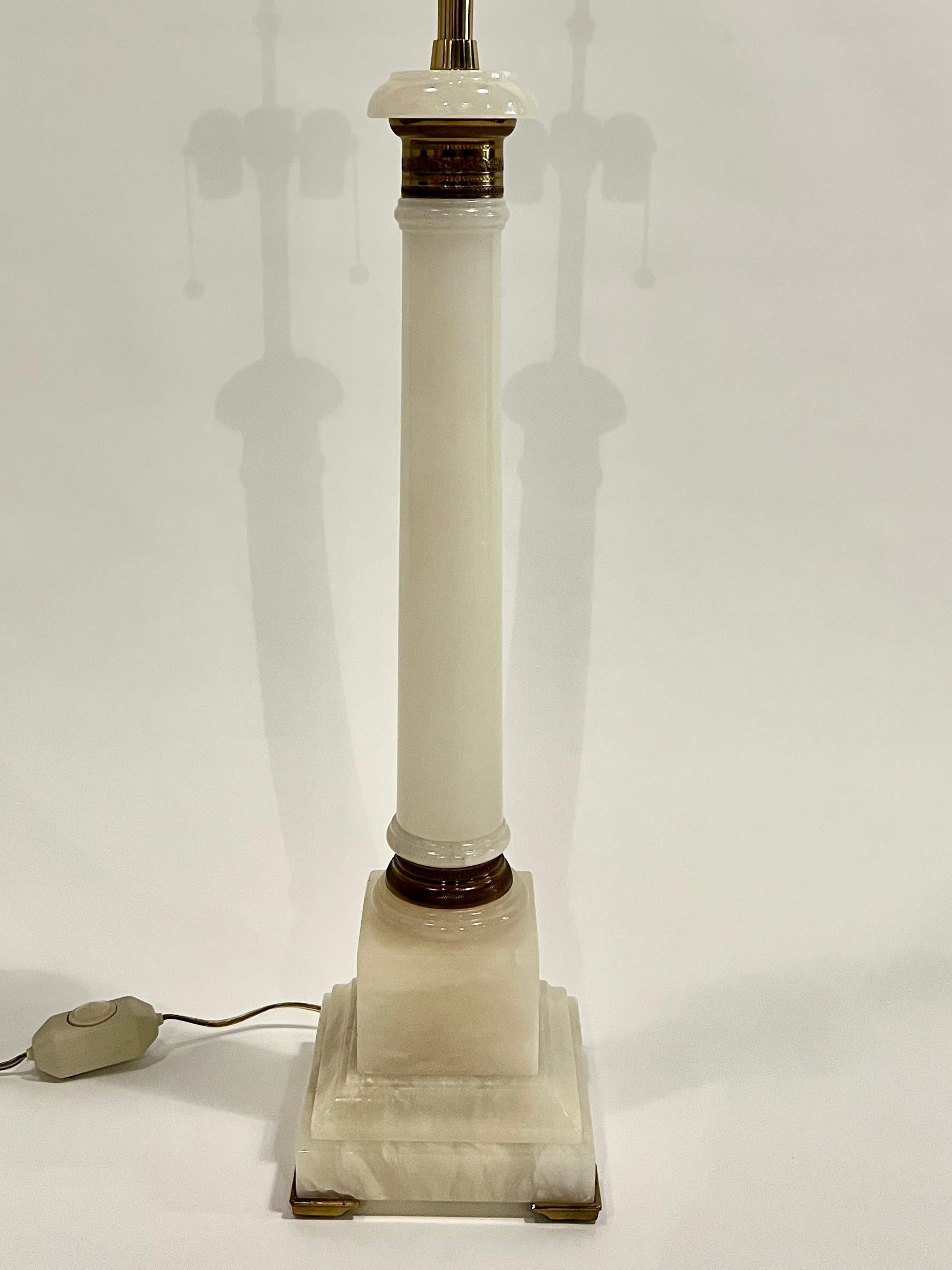 Große Säulen-Tischlampe aus Alabaster von Marbro (Hollywood Regency) im Angebot