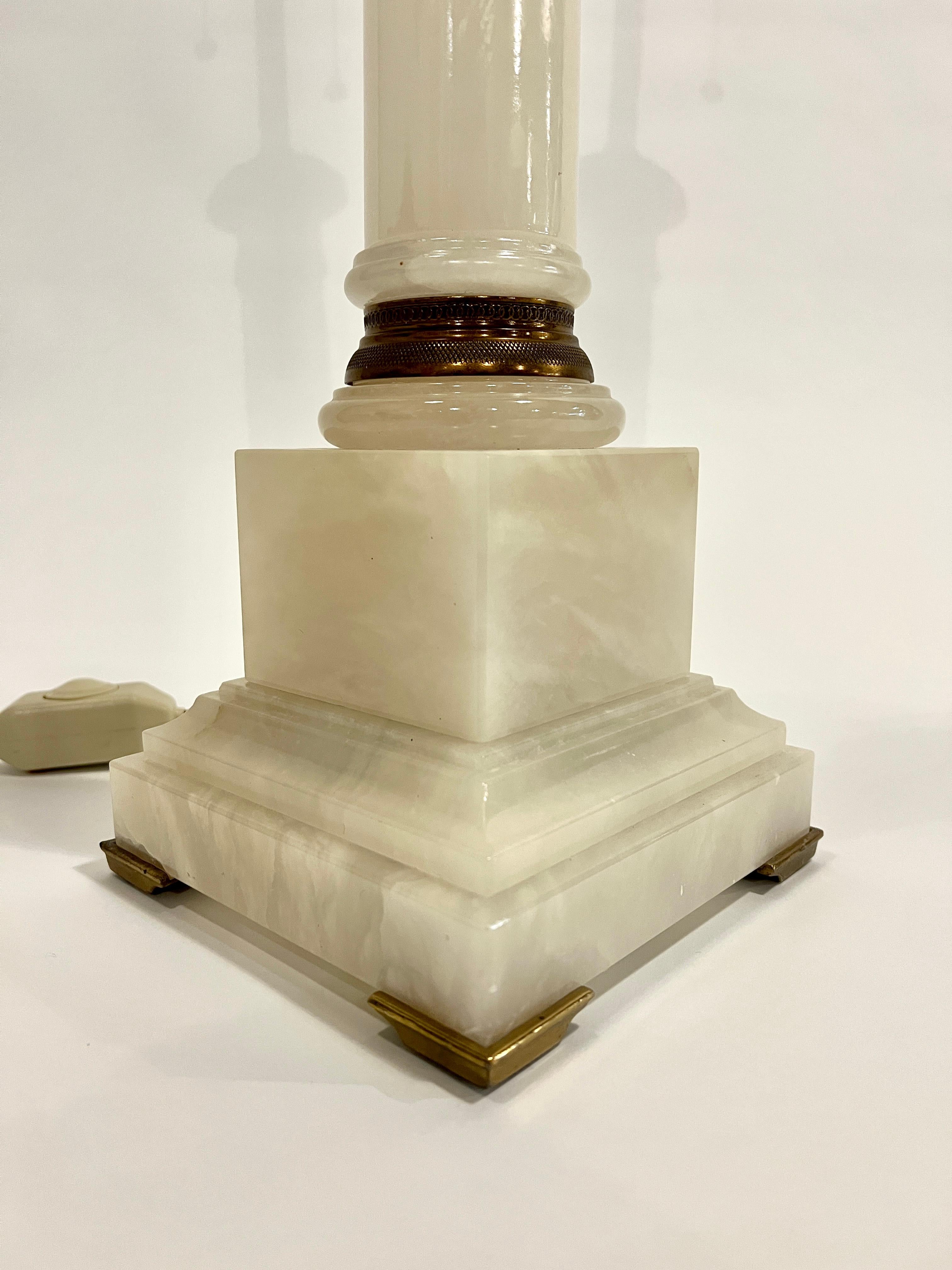 Große Säulen-Tischlampe aus Alabaster von Marbro im Zustand „Gut“ im Angebot in Chicago, IL