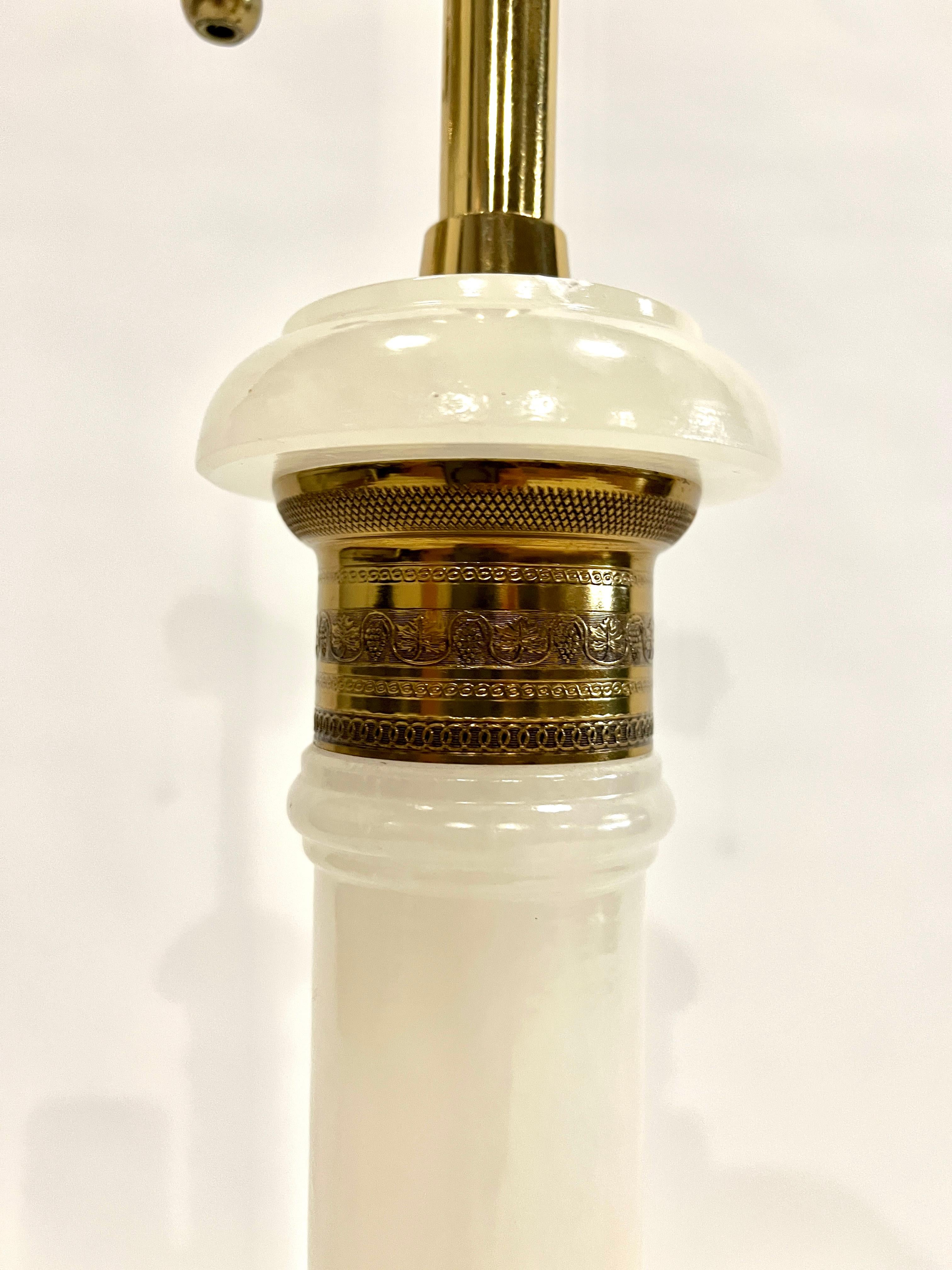 Milieu du XXe siècle Grande lampe de bureau à colonne en albâtre de Marbro en vente