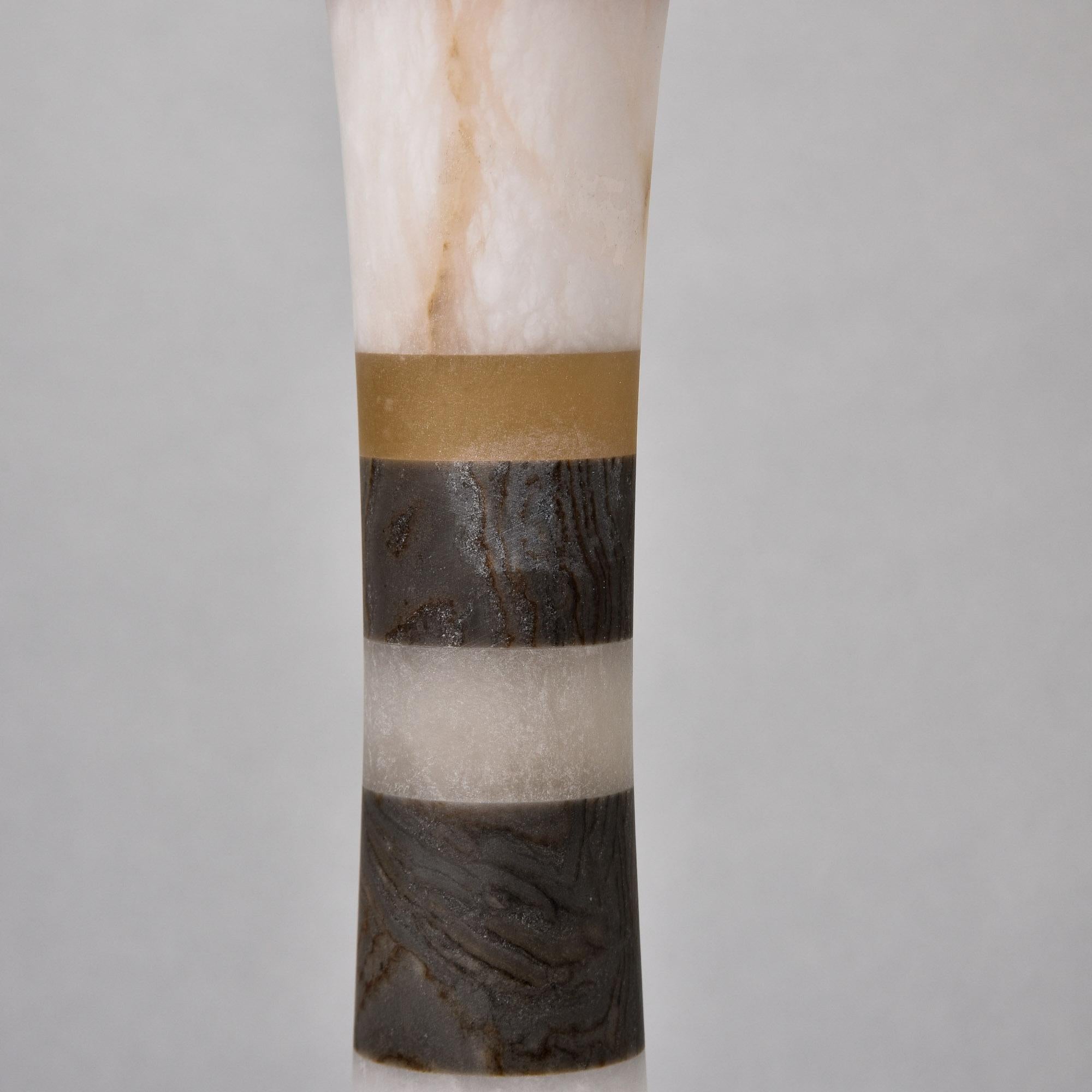 Vaso alto in alabastro con bande scure sul collo e sul bordo in vendita 3