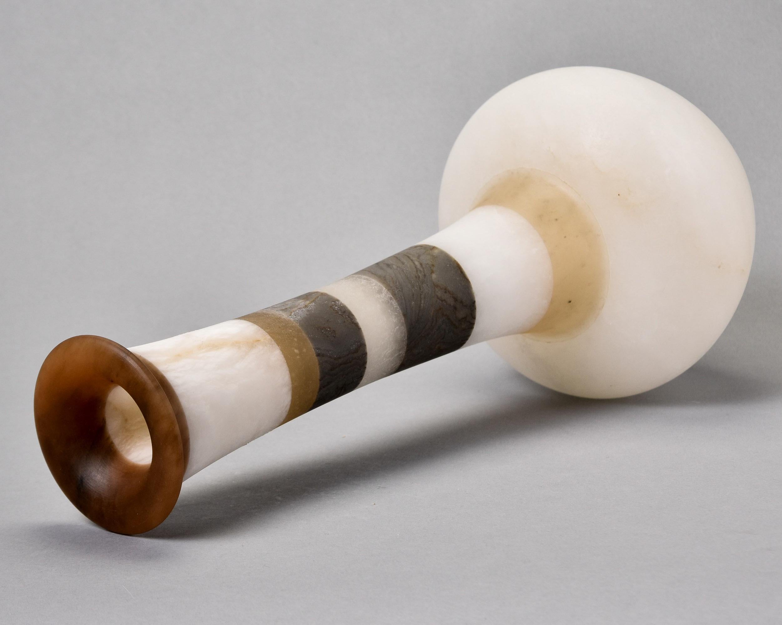 Vaso alto in alabastro con bande scure sul collo e sul bordo in vendita 4