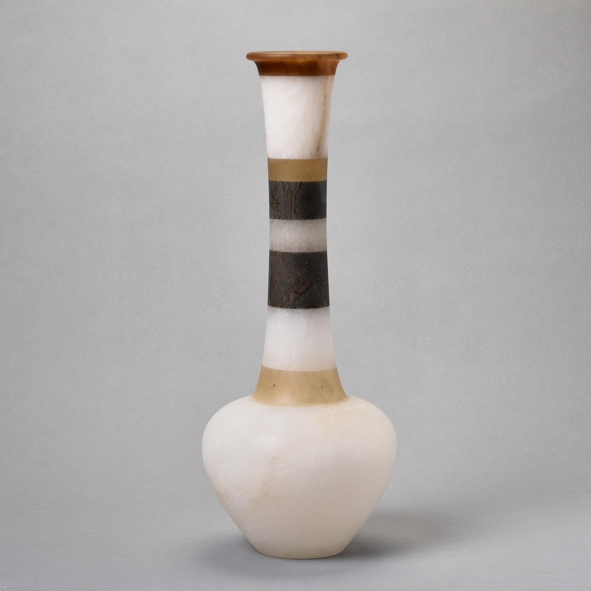Questo è un nuovo vaso alto di alabastro bianco trovato in Italia. Creato e progettato da un membro di una famiglia multigenerazionale di artigiani dell'alabastro e del marmo. L'alabastro bianco crema tornito in forma di vaso classico è alto poco
