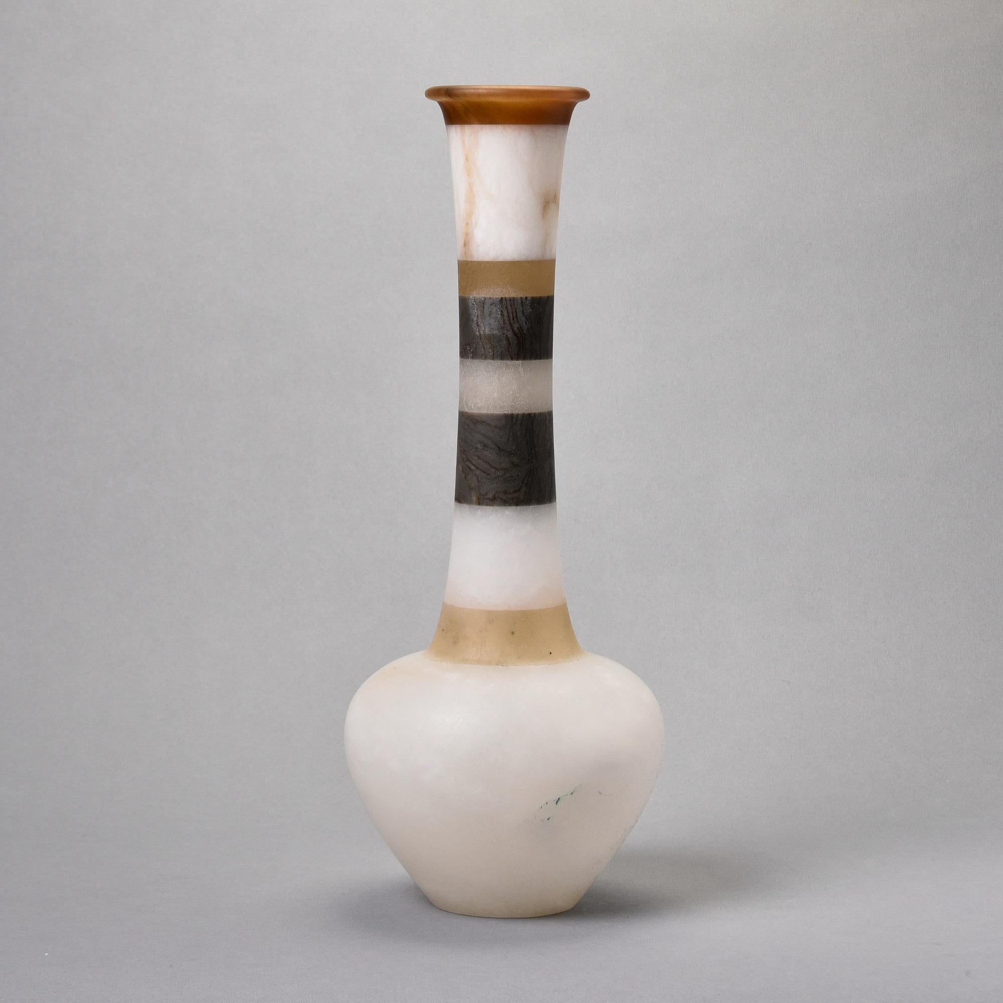 Mid-Century moderno Vaso alto in alabastro con bande scure sul collo e sul bordo in vendita