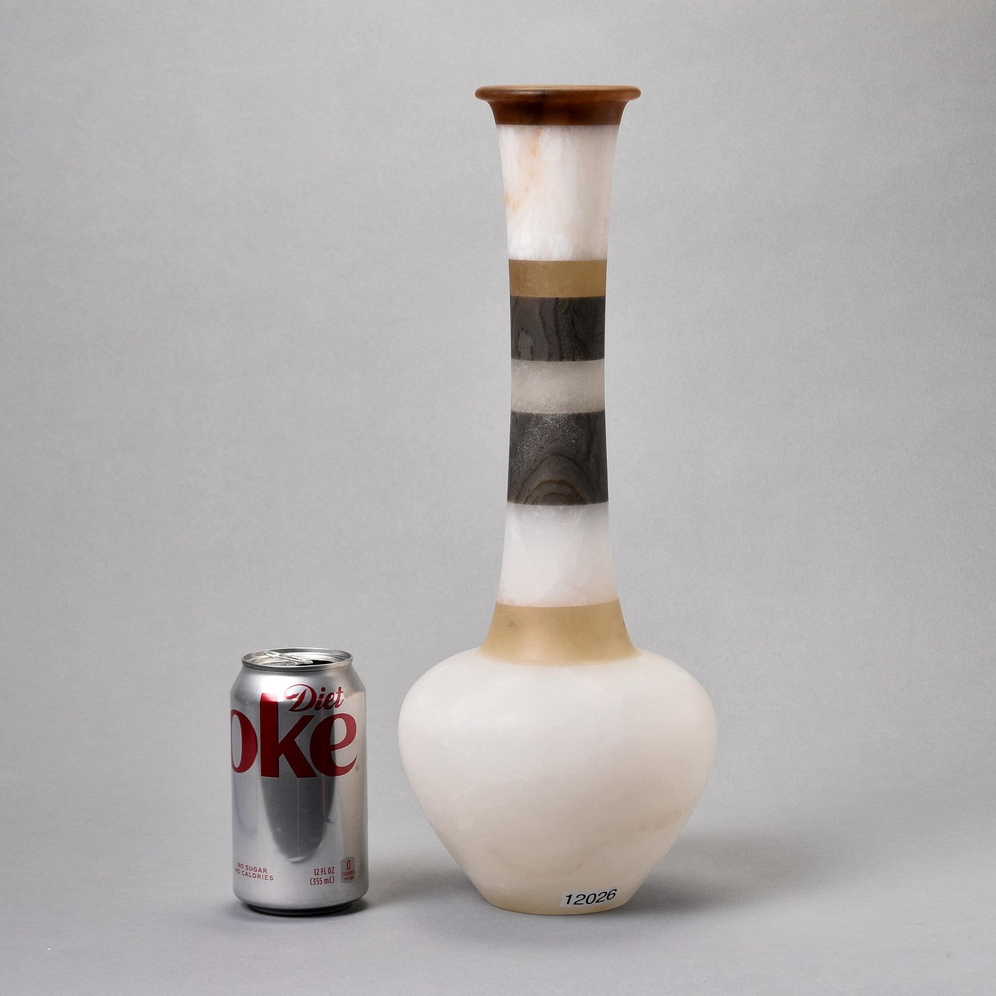 Italiano Vaso alto in alabastro con bande scure sul collo e sul bordo in vendita