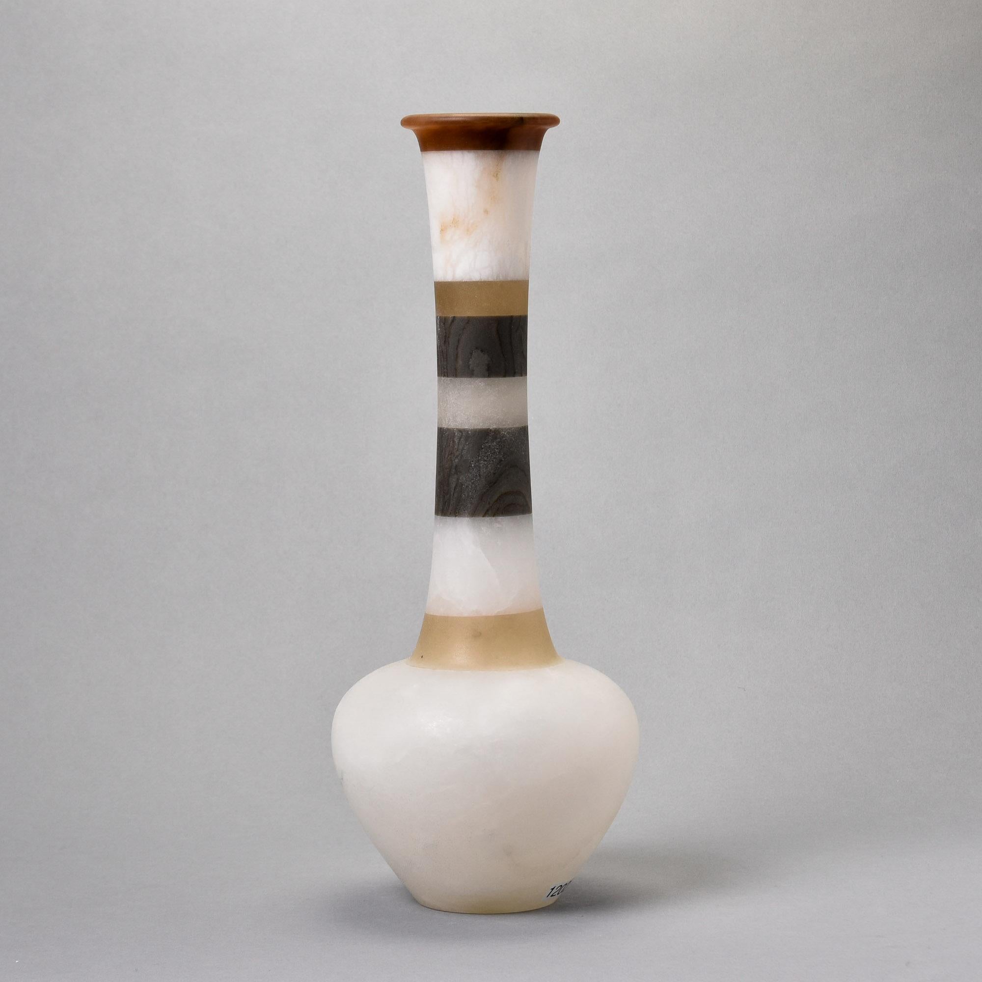 Vaso alto in alabastro con bande scure sul collo e sul bordo In condizioni Nuovo in vendita a Troy, MI