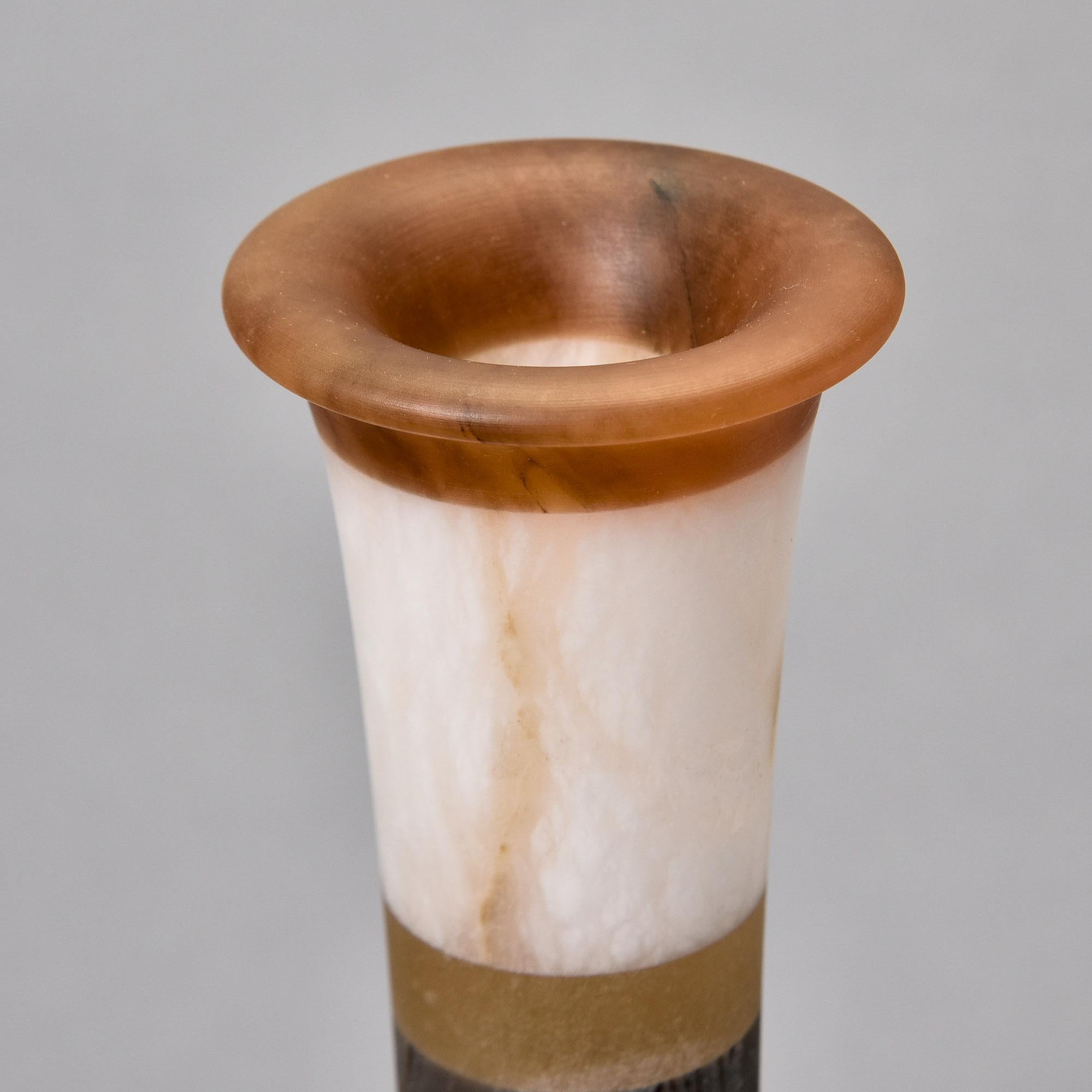 Alabastro Vaso alto in alabastro con bande scure sul collo e sul bordo in vendita