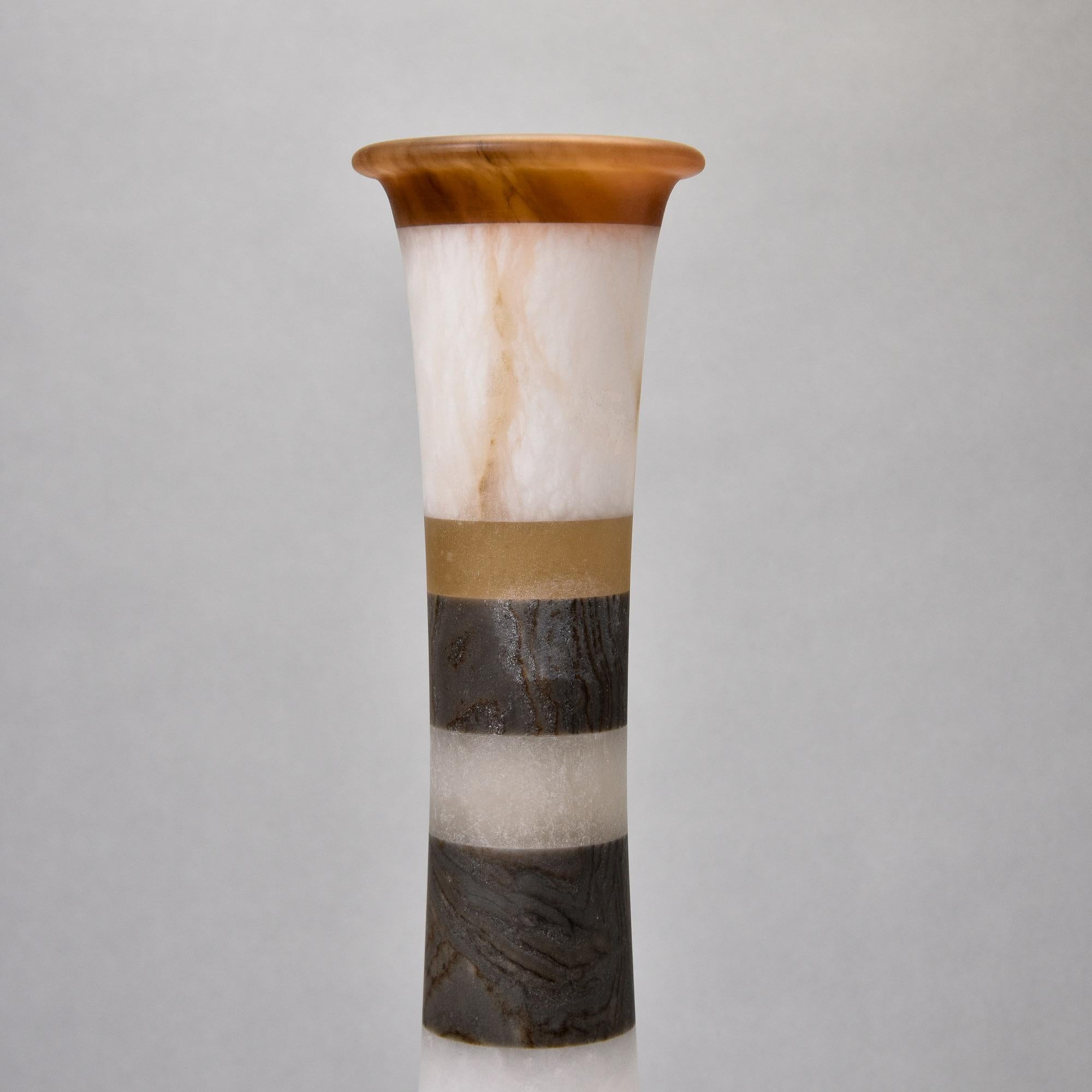 Vaso alto in alabastro con bande scure sul collo e sul bordo in vendita 1