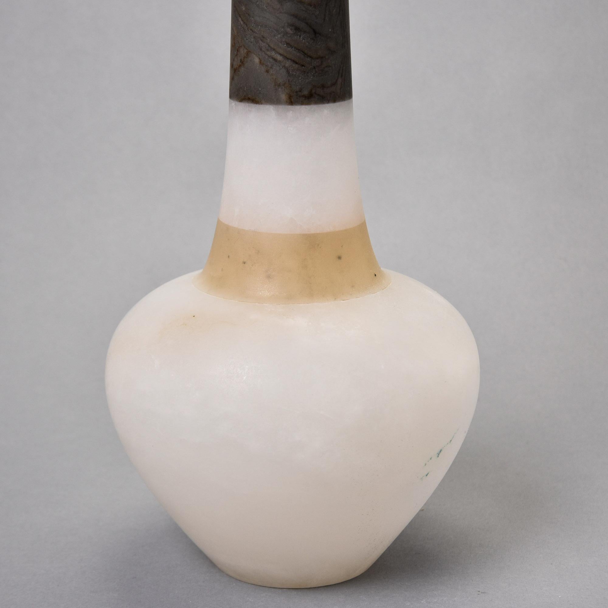 Vaso alto in alabastro con bande scure sul collo e sul bordo in vendita 2