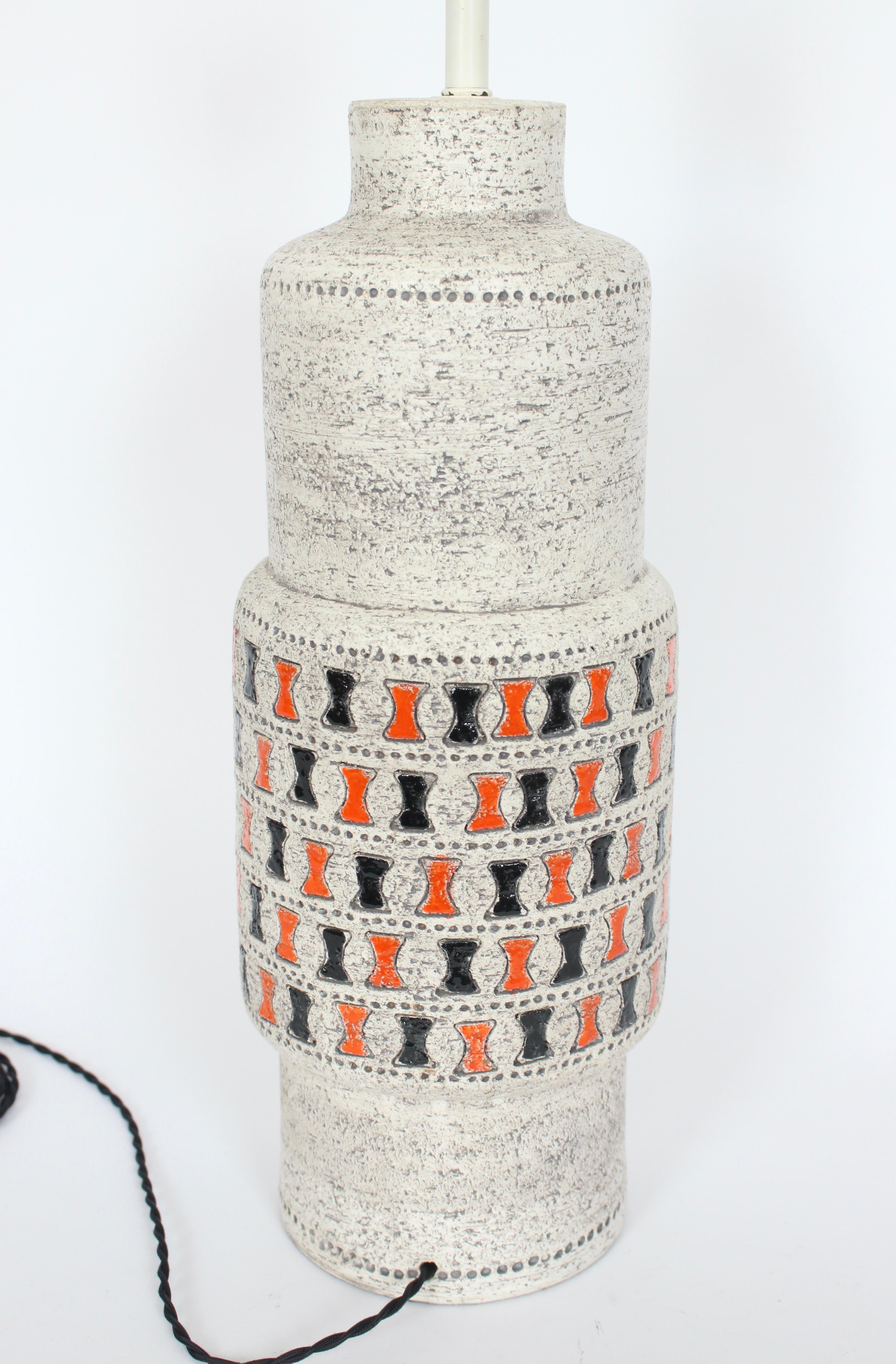 Große Tischlampe aus cremefarbener Kunstkeramik von Aldo Londi für Bitossi mit orangefarbenem und schwarzem Muster im Angebot 2