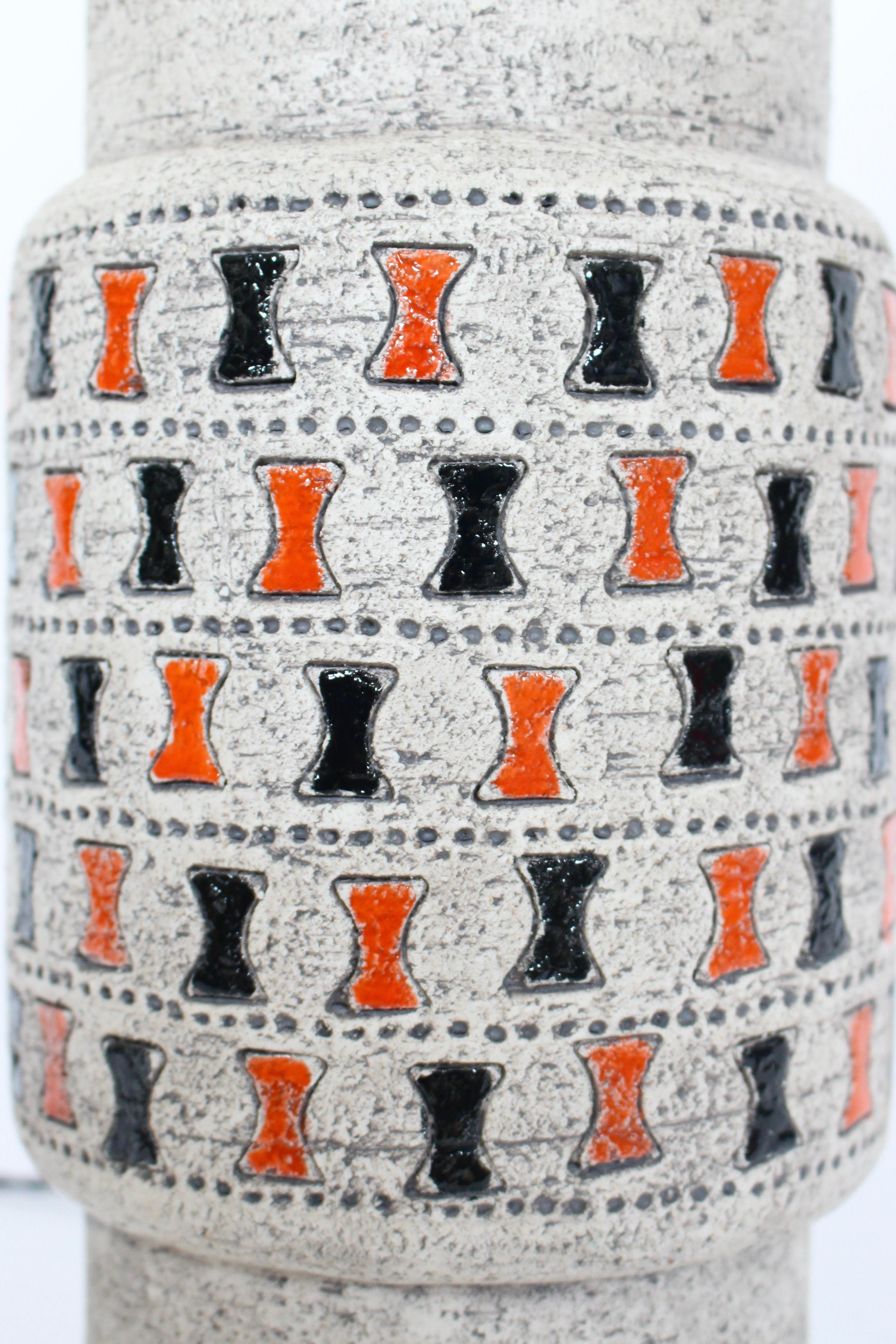 Große Tischlampe aus cremefarbener Kunstkeramik von Aldo Londi für Bitossi mit orangefarbenem und schwarzem Muster im Angebot 5