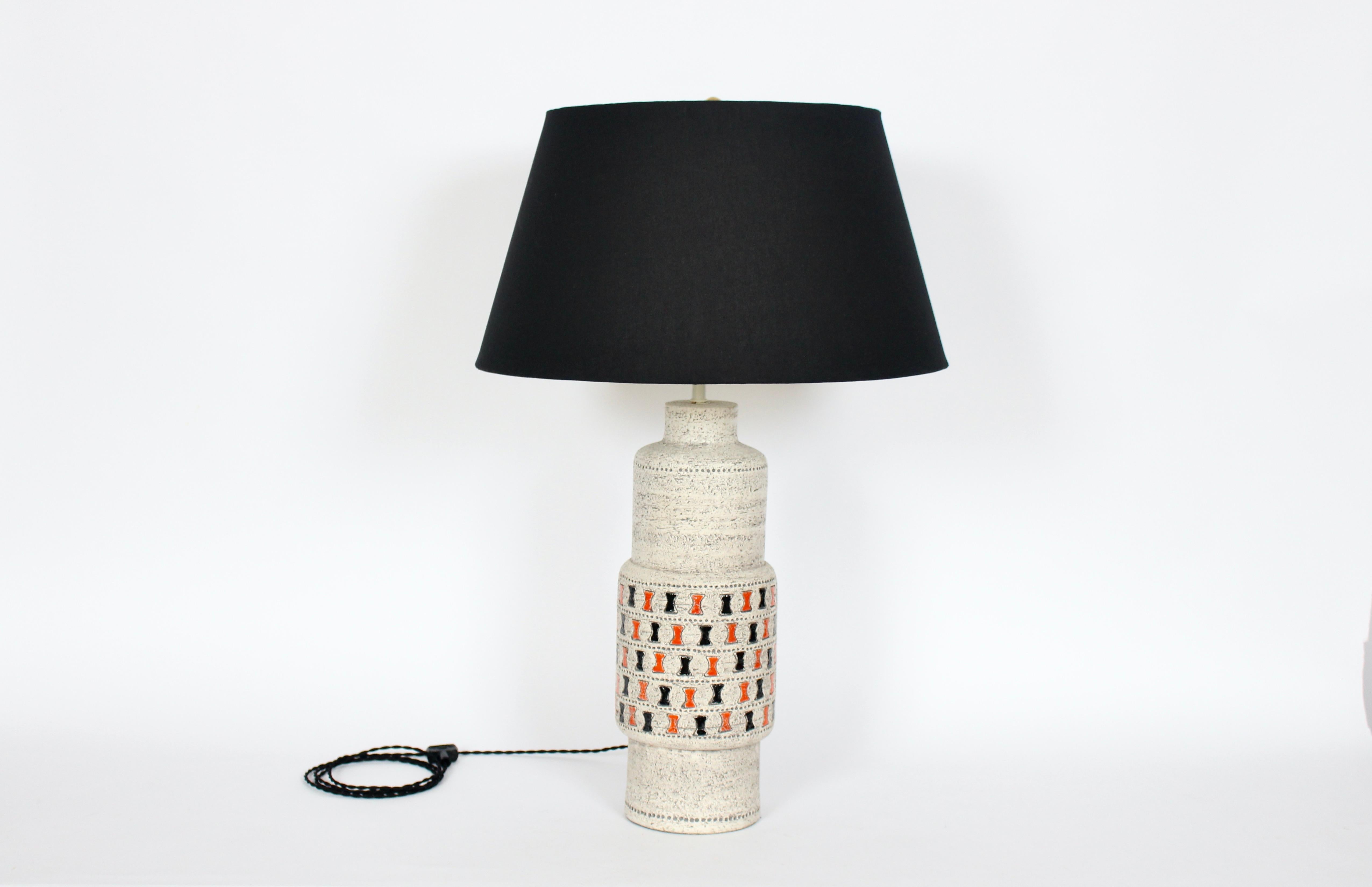 Mid-Century Modern Tall Aldo Londi for Bitossi Off White Art Pottery Table Lamp with Orange & Black For Sale