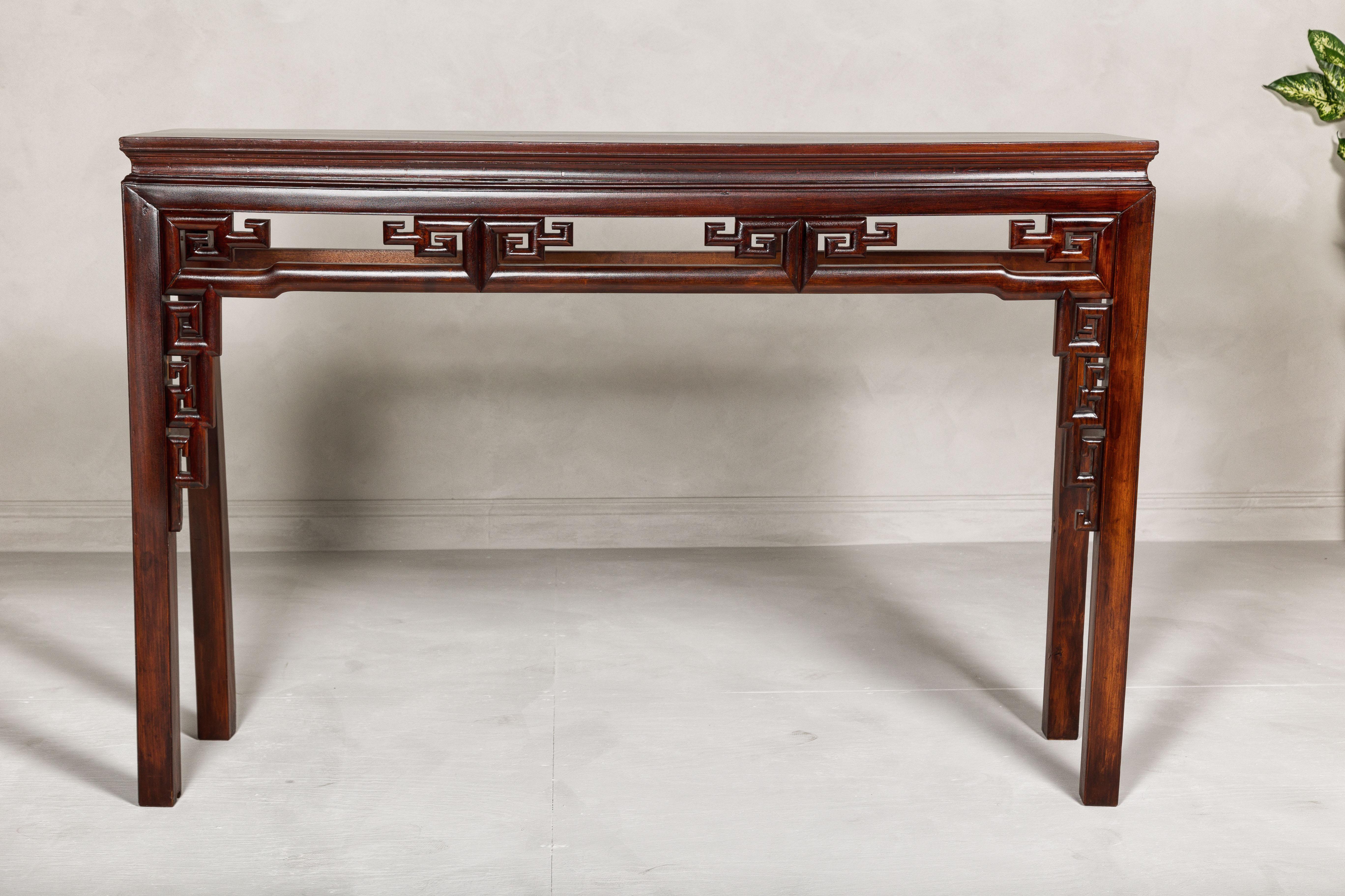 Chinois Grande table console d'autel avec tablier sculpté Meander et brancards Humpback en vente