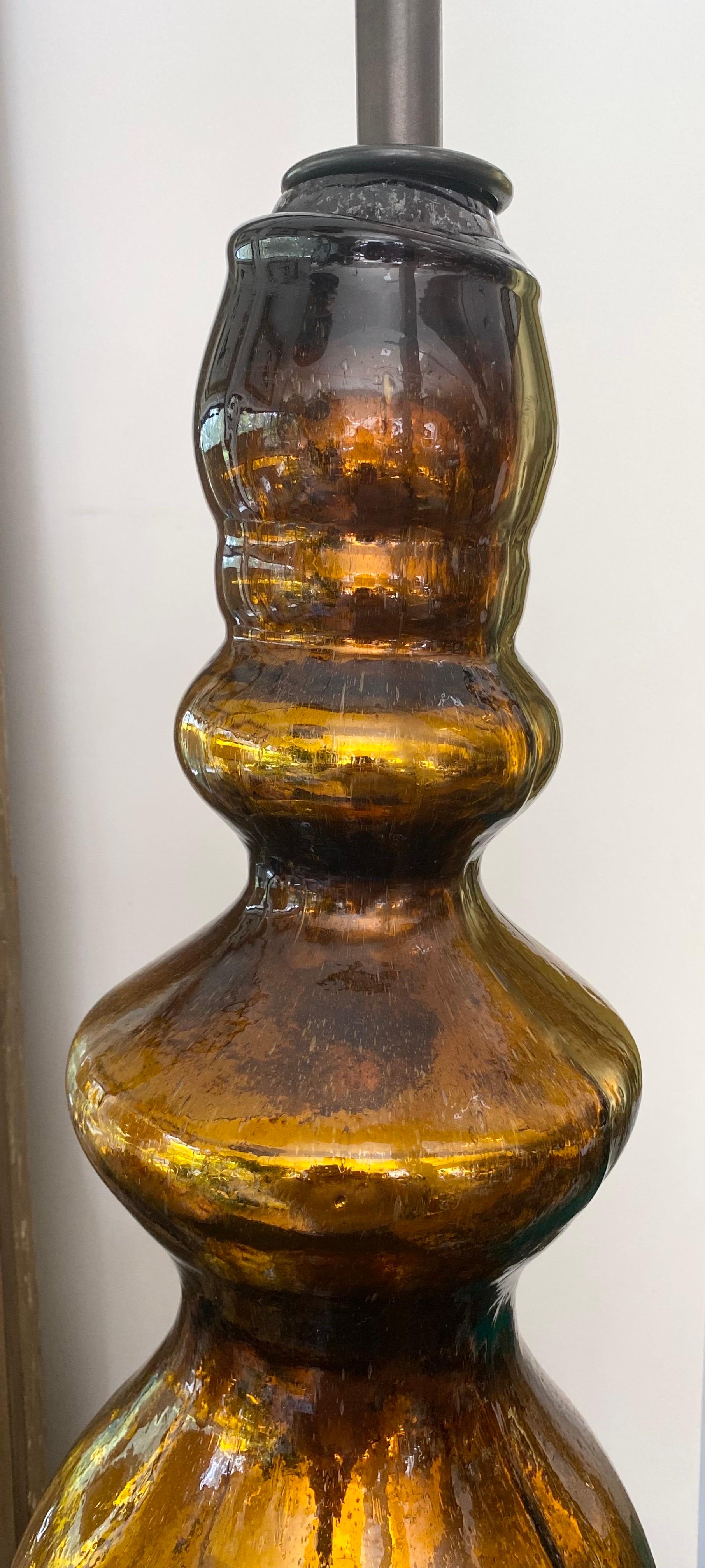 Lampe unique en verre de mercure ambré. Verre épais soufflé à la main avec câblage en cordon de soie et quincaillerie en finition bronze.