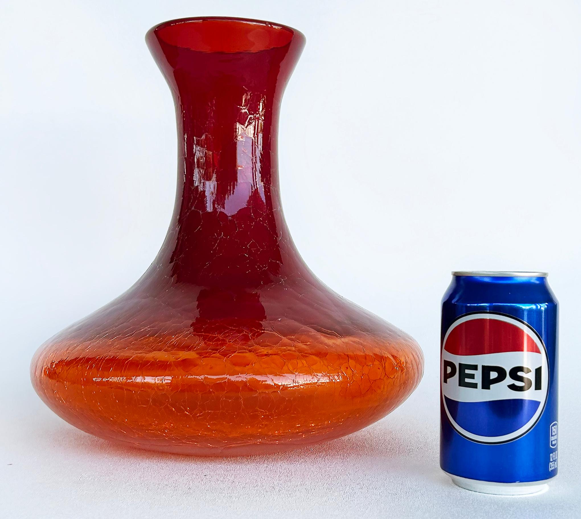 Vaso alto in vetro craquelé Amberina attribuito a Blenko Glass 

In vendita un vaso alto in vetro crepla Amberina attribuito a Blenko. Il vaso ha una colorazione che va dall'arancione al rosso intenso.  La finitura è l'iconica finitura crackle di