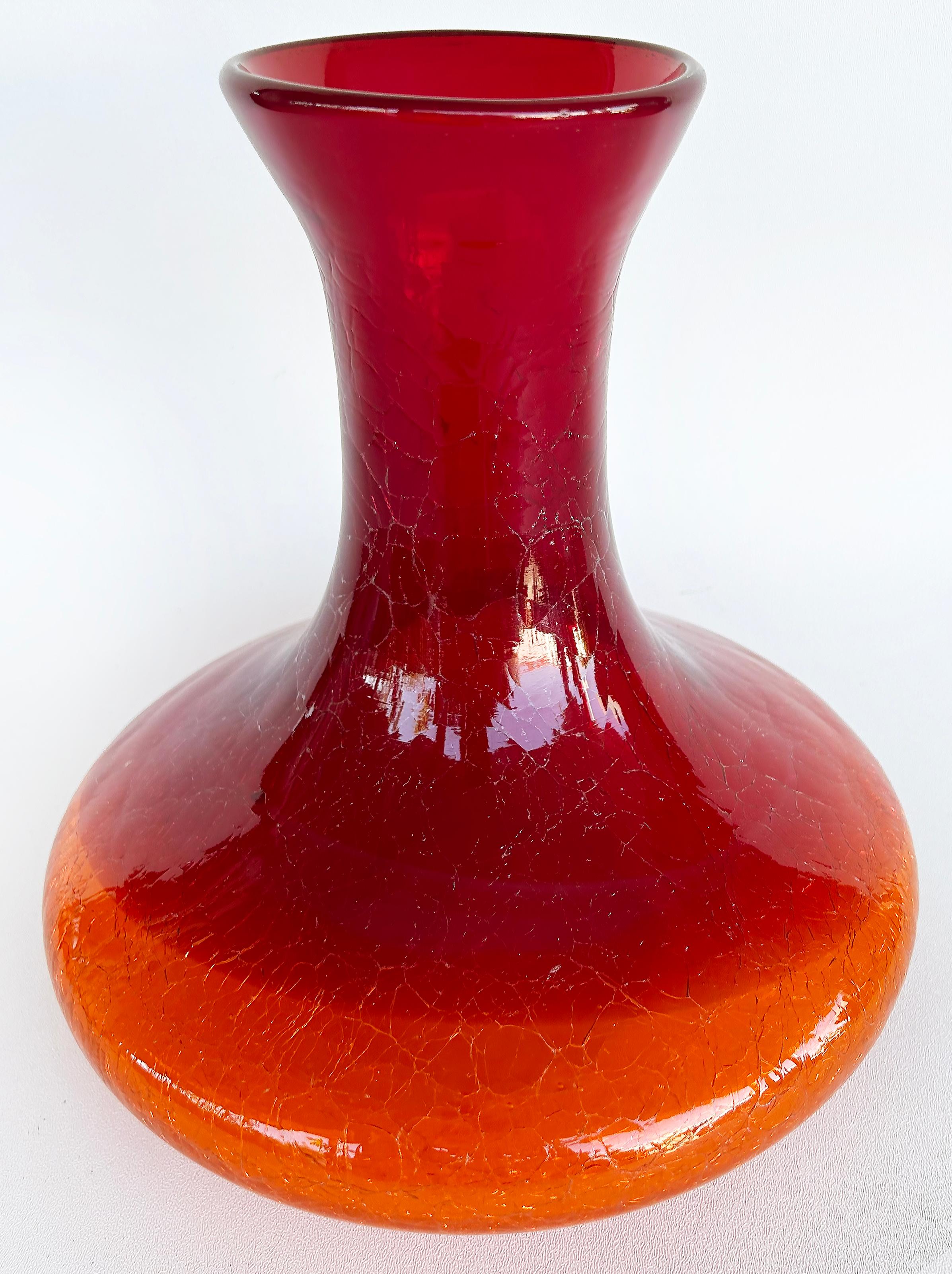 Moderno Vaso alto in vetro craquelé Amberina attribuito a Blenko Glass in vendita