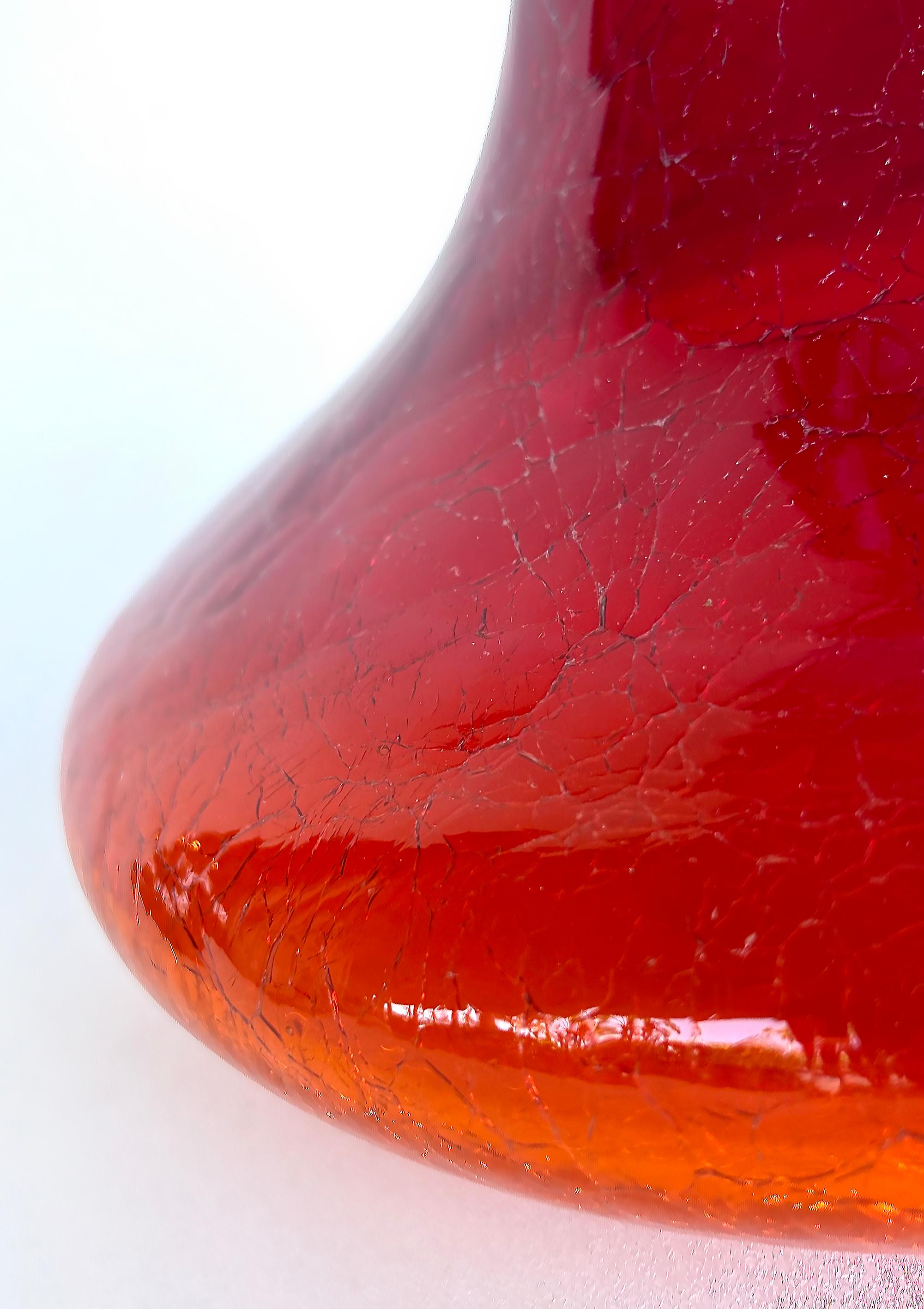Vaso alto in vetro craquelé Amberina attribuito a Blenko Glass in vendita 1