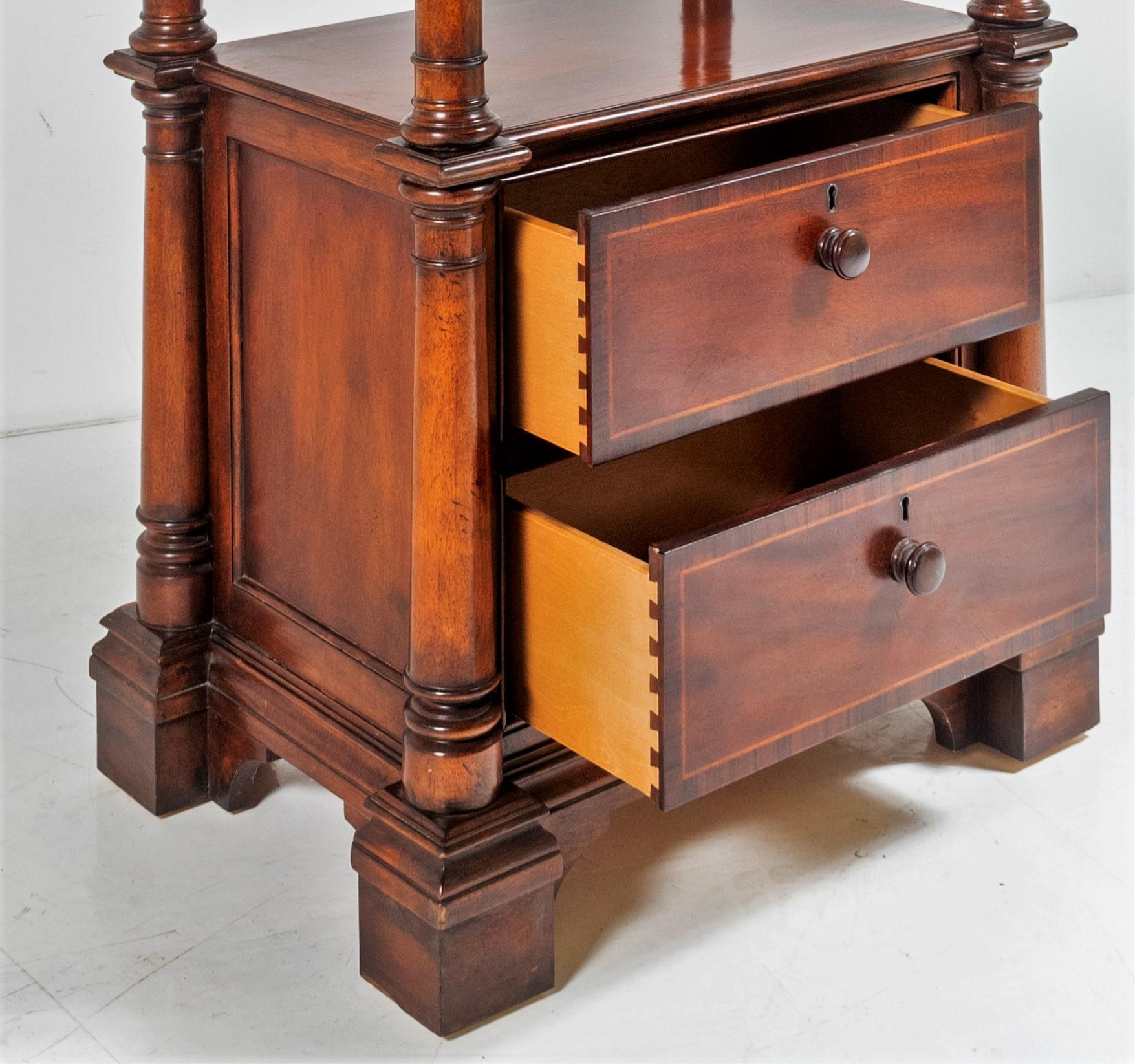 Bois de feuillus Grand meuble de rangement américain en acajou de style Regency de Thomasville en vente