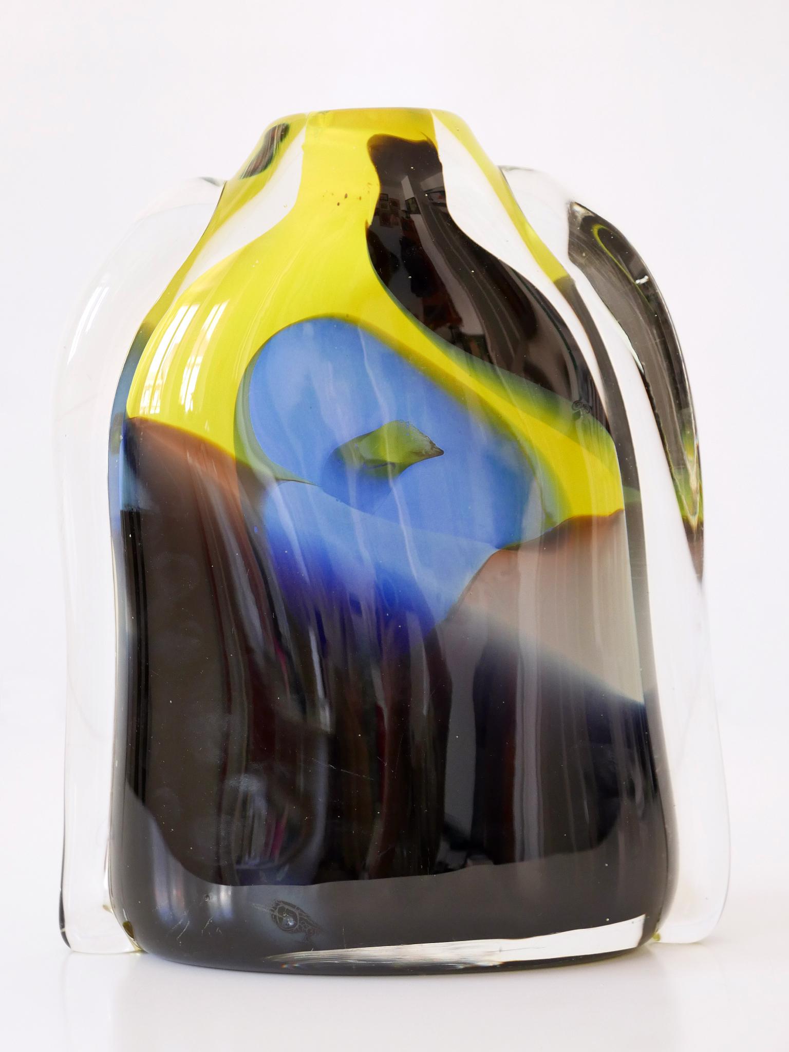 Hohe und sehr dekorative Vase aus postmodernem Murano-Glas mit schönen Farben. Hergestellt in Italien, 1990er Jahre.

Ausgeführt in dickem, mehrfarbigem Murano-Glas.

Abmessungen:
H 30 cm (11.82 in.)
W 9.45 in. (24 cm)
D 3,94 Zoll (10 cm)

Gewicht: