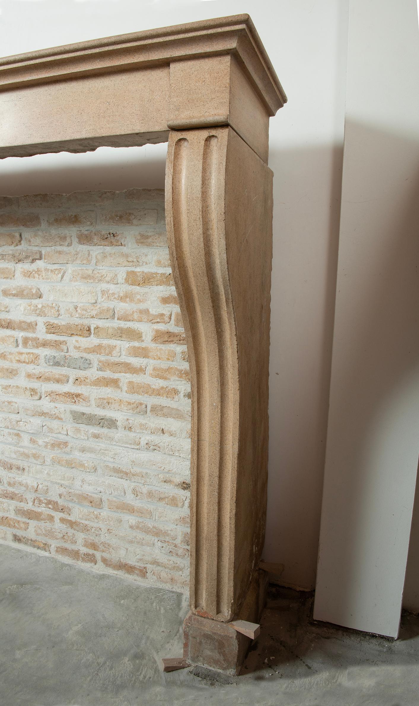Alta y elegante repisa de chimenea de piedra caliza antigua en venta 9