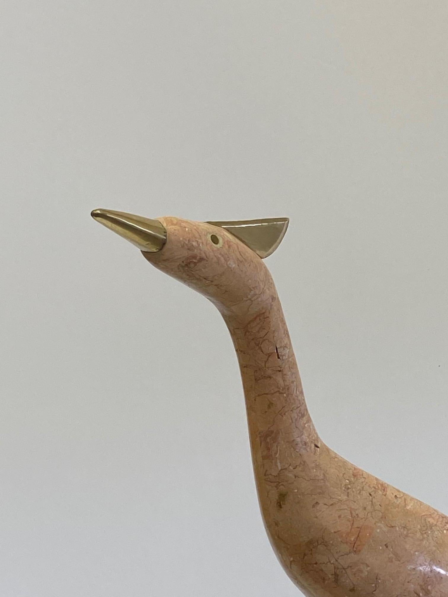 Preciosa escultura de pájaro de piedra teselada y latón diseñada por Robert Marcius para Casa Bique.
