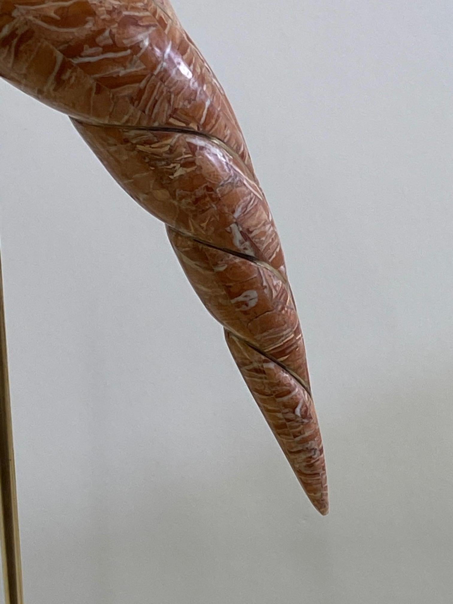 Escultura alta y elegante de pájaro teselado de piedra y latón Filipino en venta