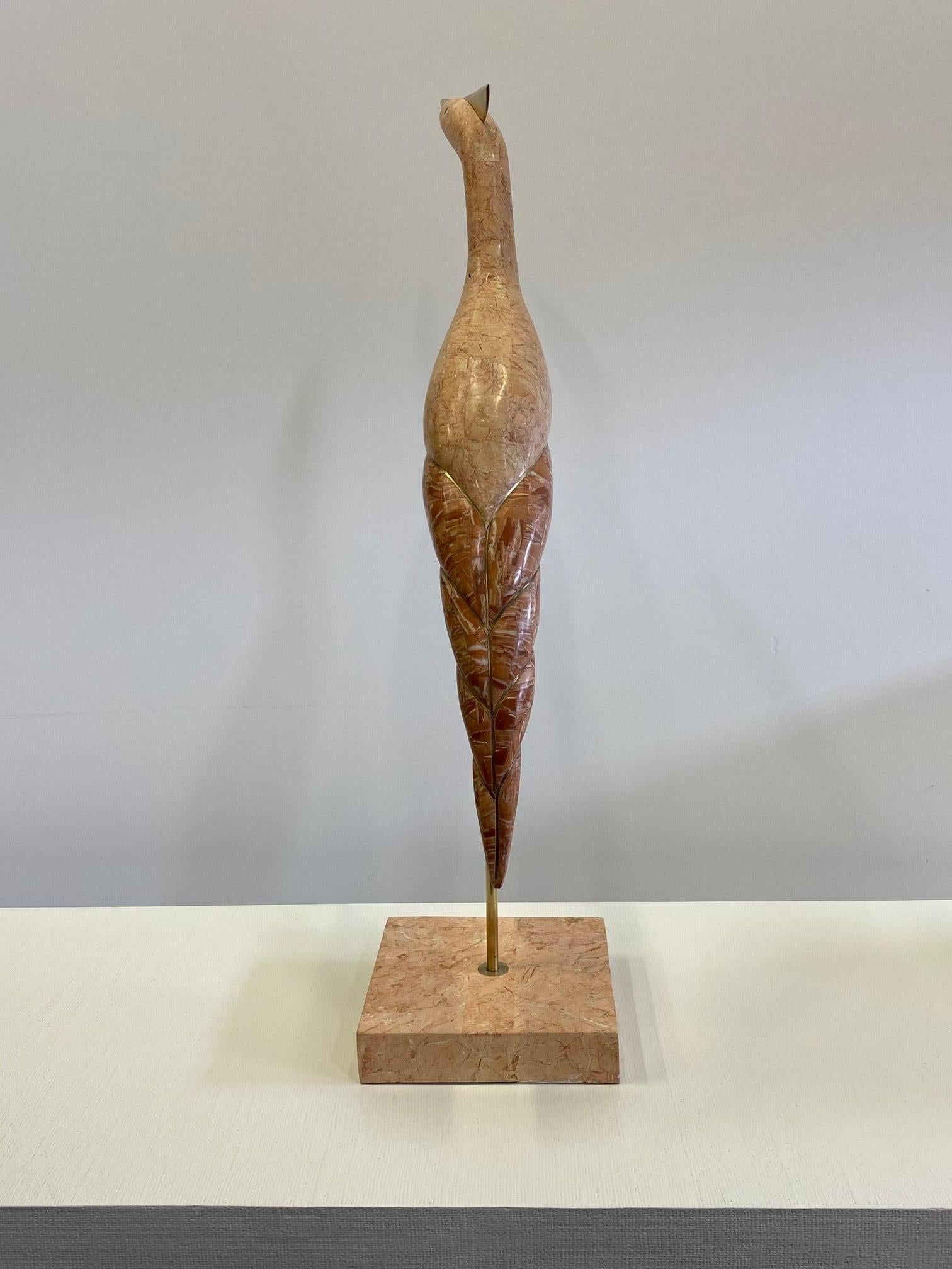 Grande et élégante sculpture d'oiseau en pierre tessellée et laiton en vente 3