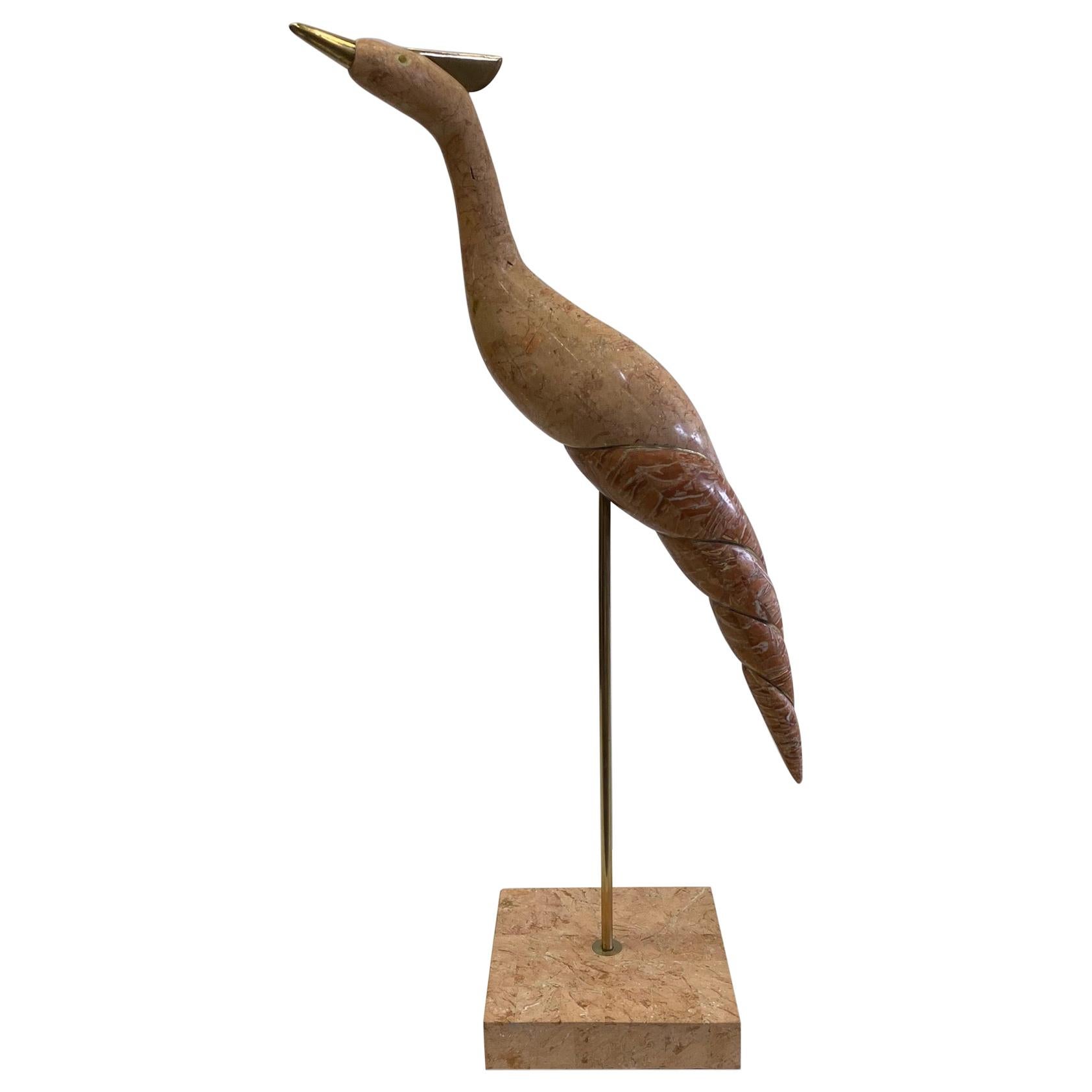 Grande et élégante sculpture d'oiseau en pierre tessellée et laiton en vente