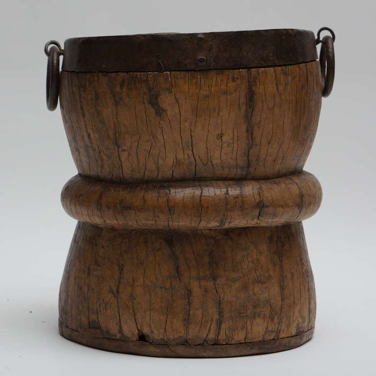 Mortier en bois d'orme, haut et lourd, 17e ou 18e siècle.

Table basse antique à couvercle végétal Wabisabi.

Mesures : 
Diamètre 40 cm.
Hauteur 46 cm.