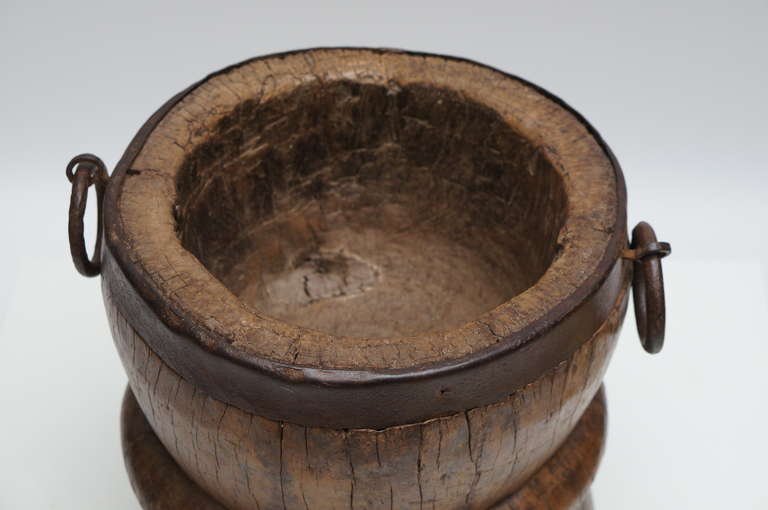 Großer und schwerer antiker Mortar-Couchtisch aus Ulmenholz mit Pflanzgefäßbezug Wabi Sabi im Zustand „Gut“ im Angebot in Antwerp, BE