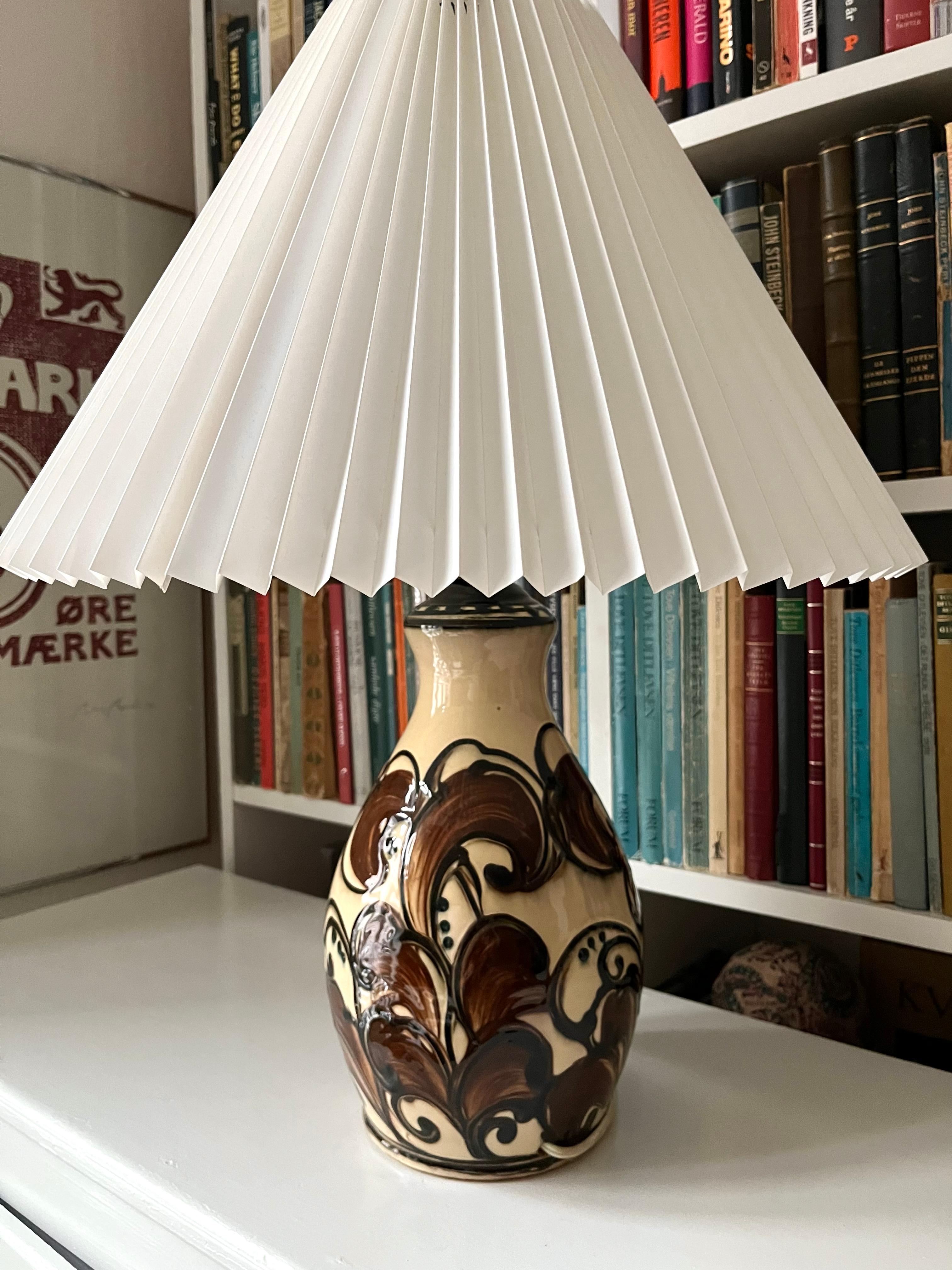Tall and rare Danish 1920s Danico Pottery ceramic table lamp art nouveau 

Indulge in the grandeur of Art Nouveau elegance with this stunning ceramic table lamp by Danish Danico ceramic factory. This commanding piece features a creamy base adorned