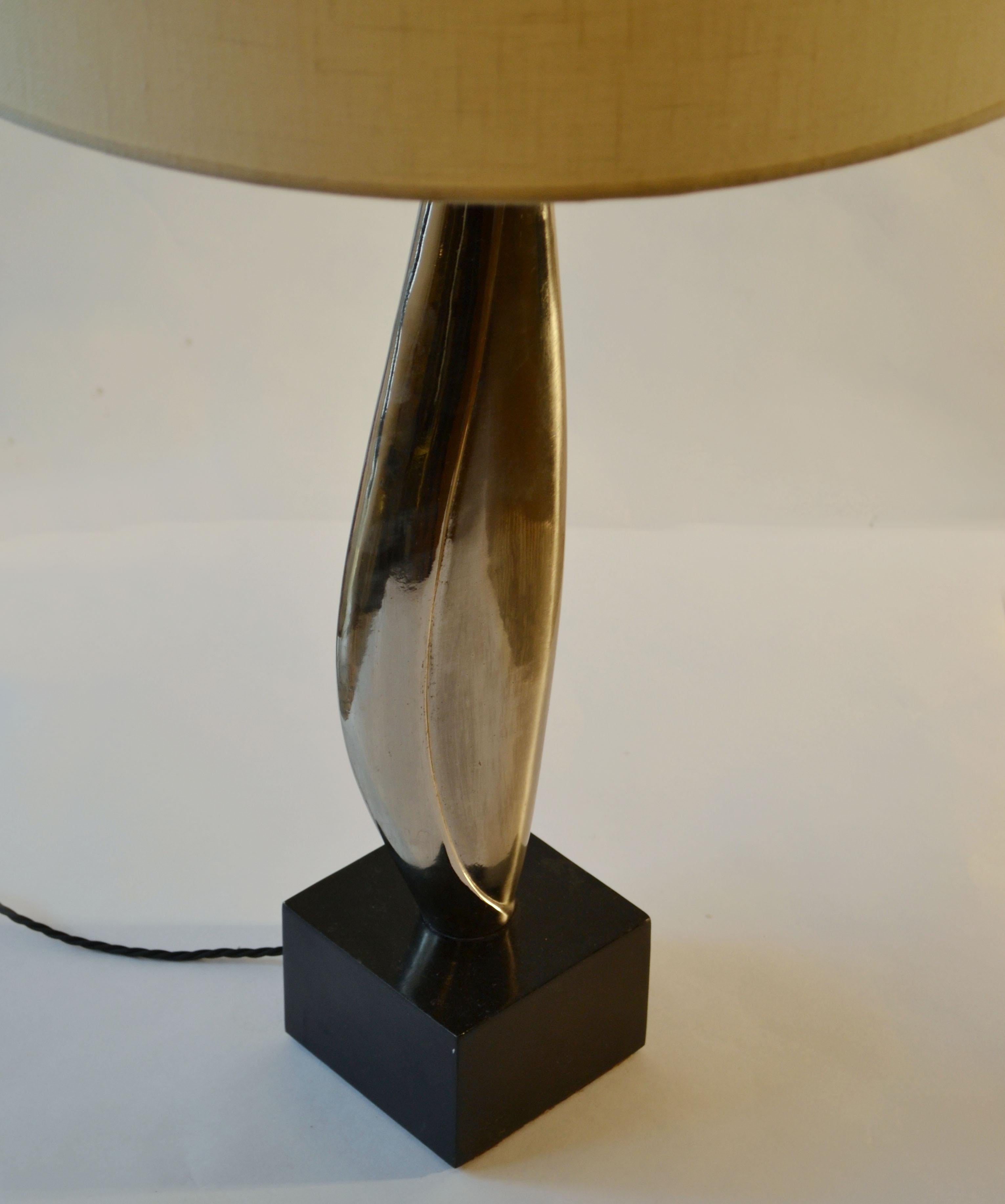 Émaillé Lampe de bureau Maison Charles en nickel et marbre noir
