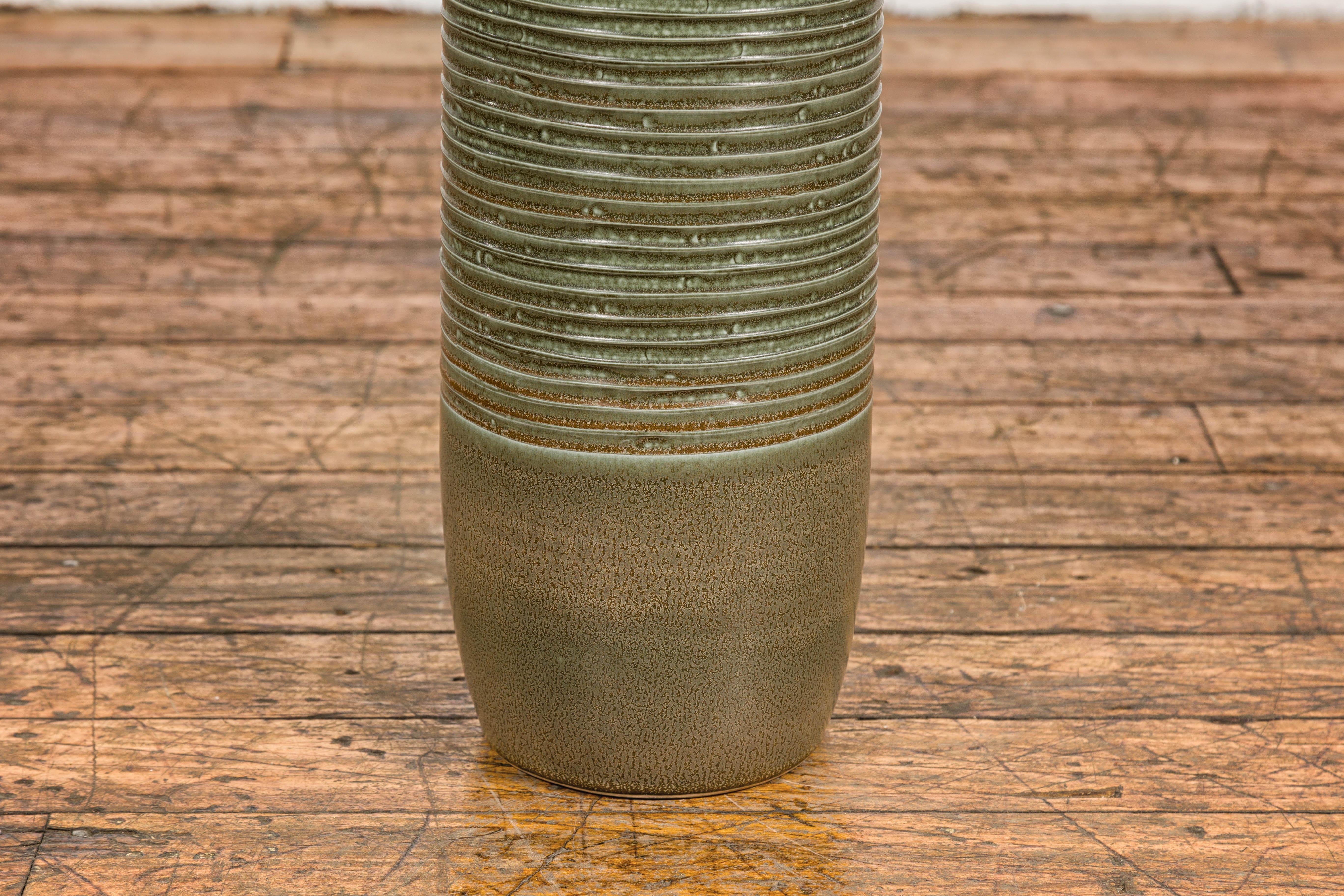 Große und schlanke grüne glasierte Keramikvase mit Schilfmuster  im Angebot 5