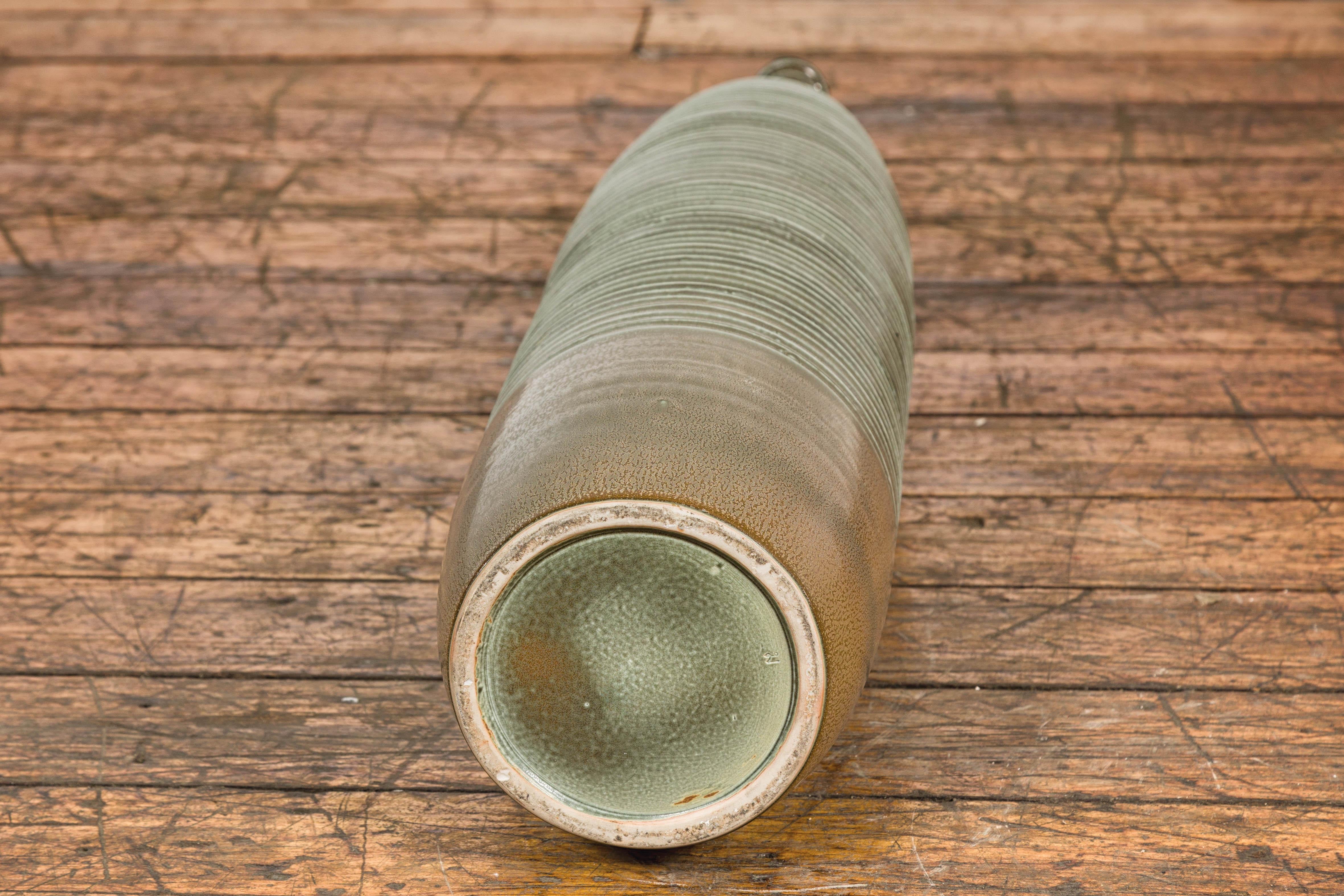 Große und schlanke grüne glasierte Keramikvase mit Schilfmuster  im Angebot 10