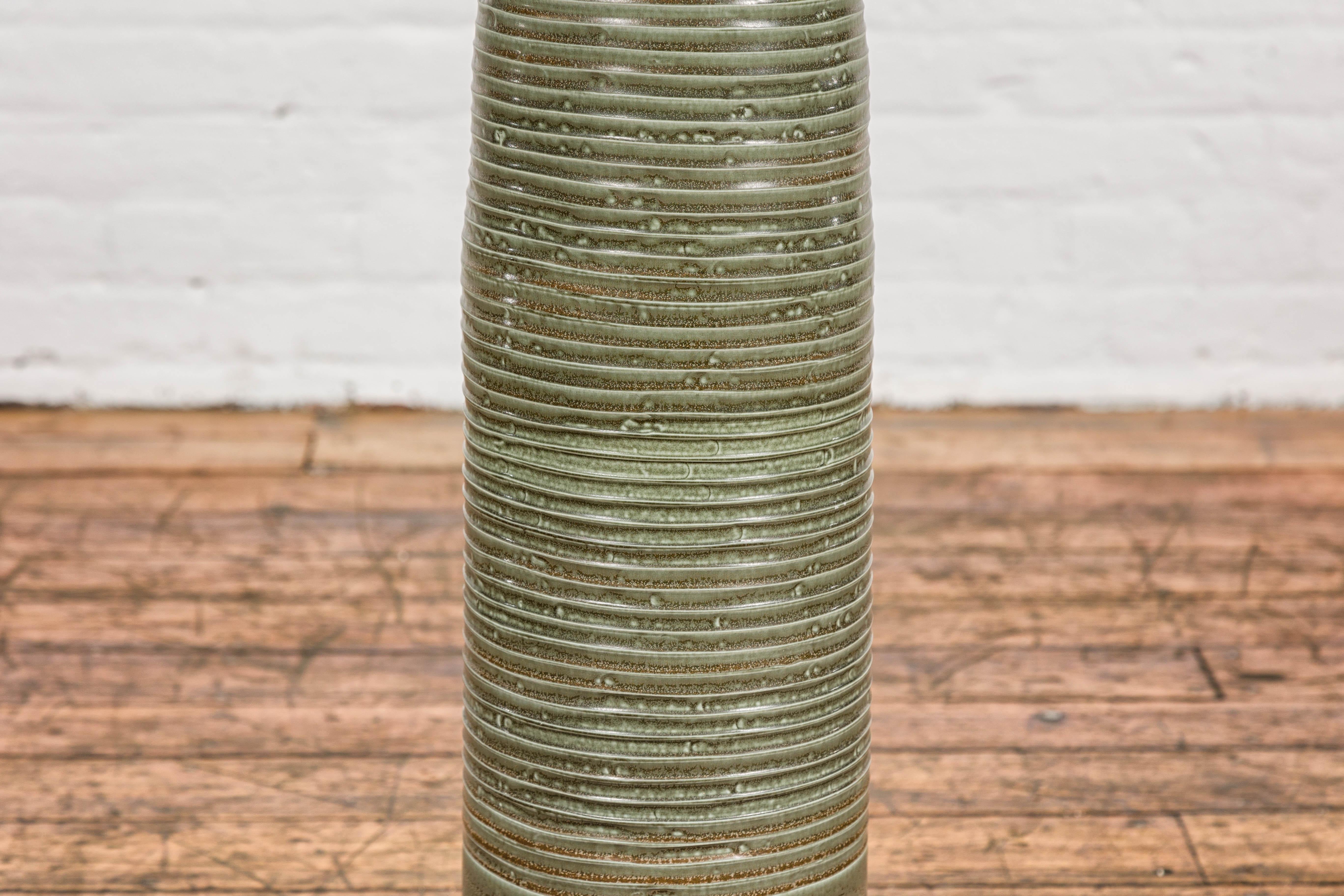Große und schlanke grüne glasierte Keramikvase mit Schilfmuster  im Angebot 3