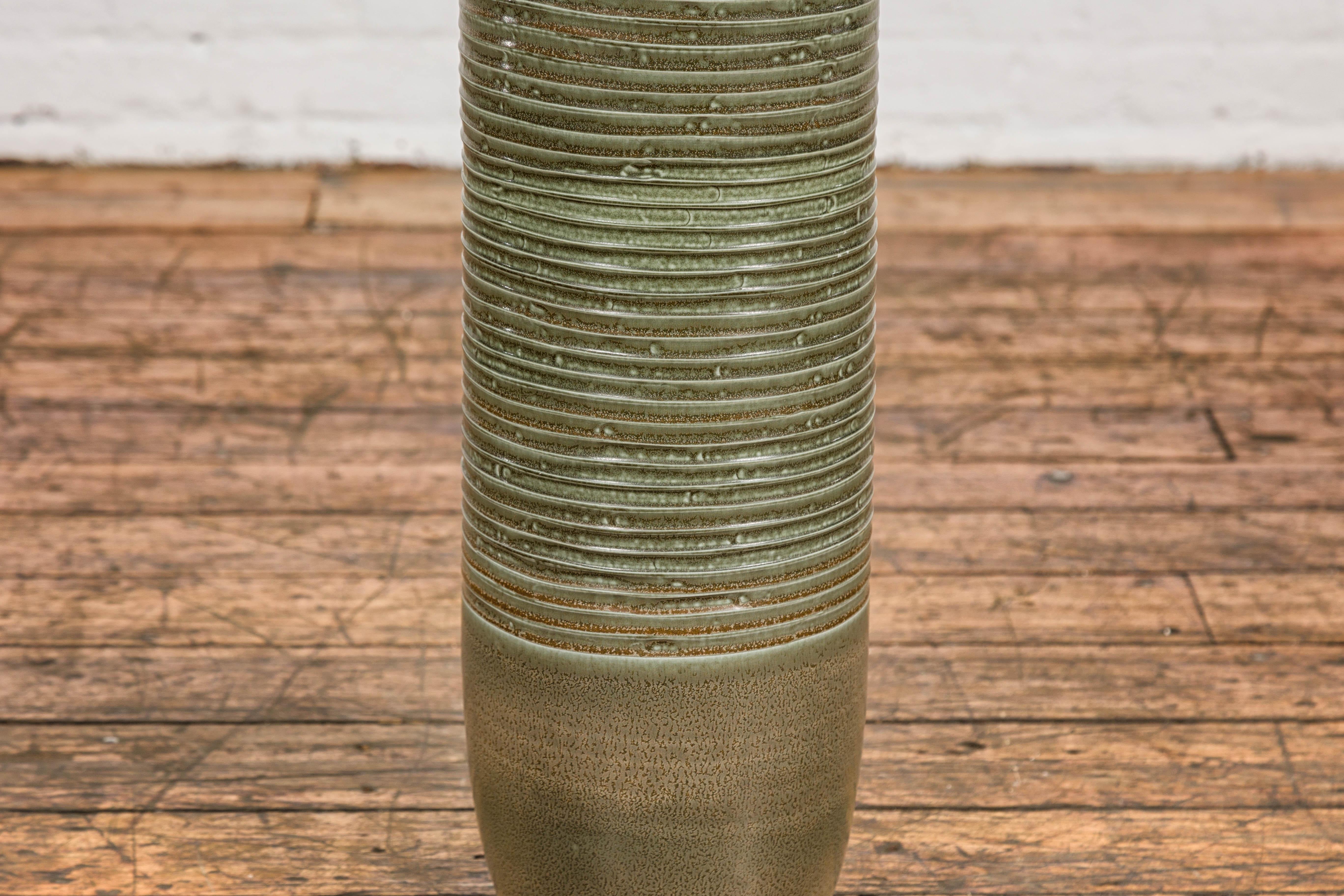 Große und schlanke grüne glasierte Keramikvase mit Schilfmuster  im Angebot 4