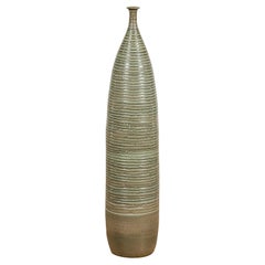 Grand et mince vase en céramique émaillée verte avec motif de roseau 
