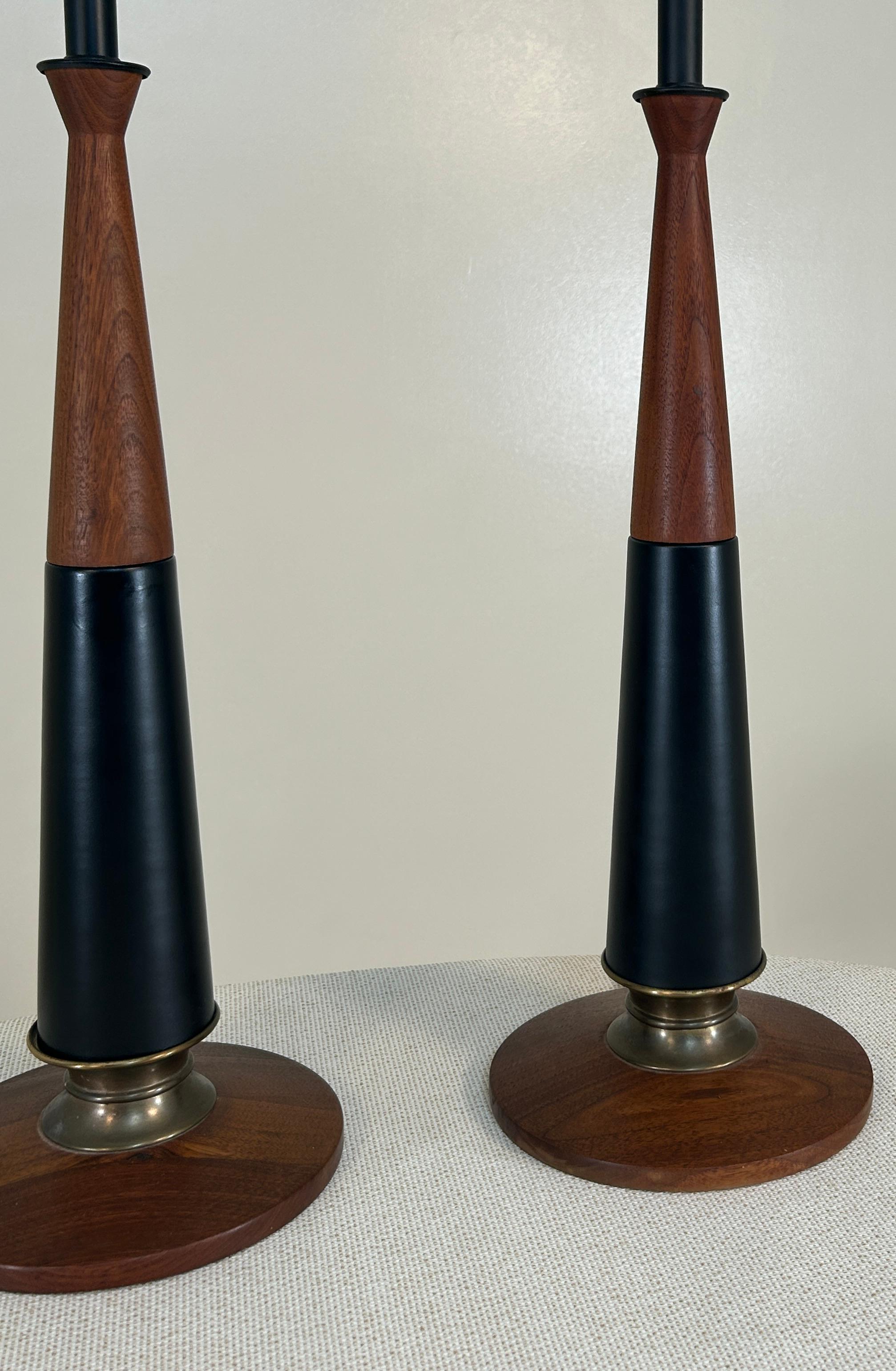 Mid-Century moderno Coppia alta e slanciata di lampade da tavolo in noce in vendita
