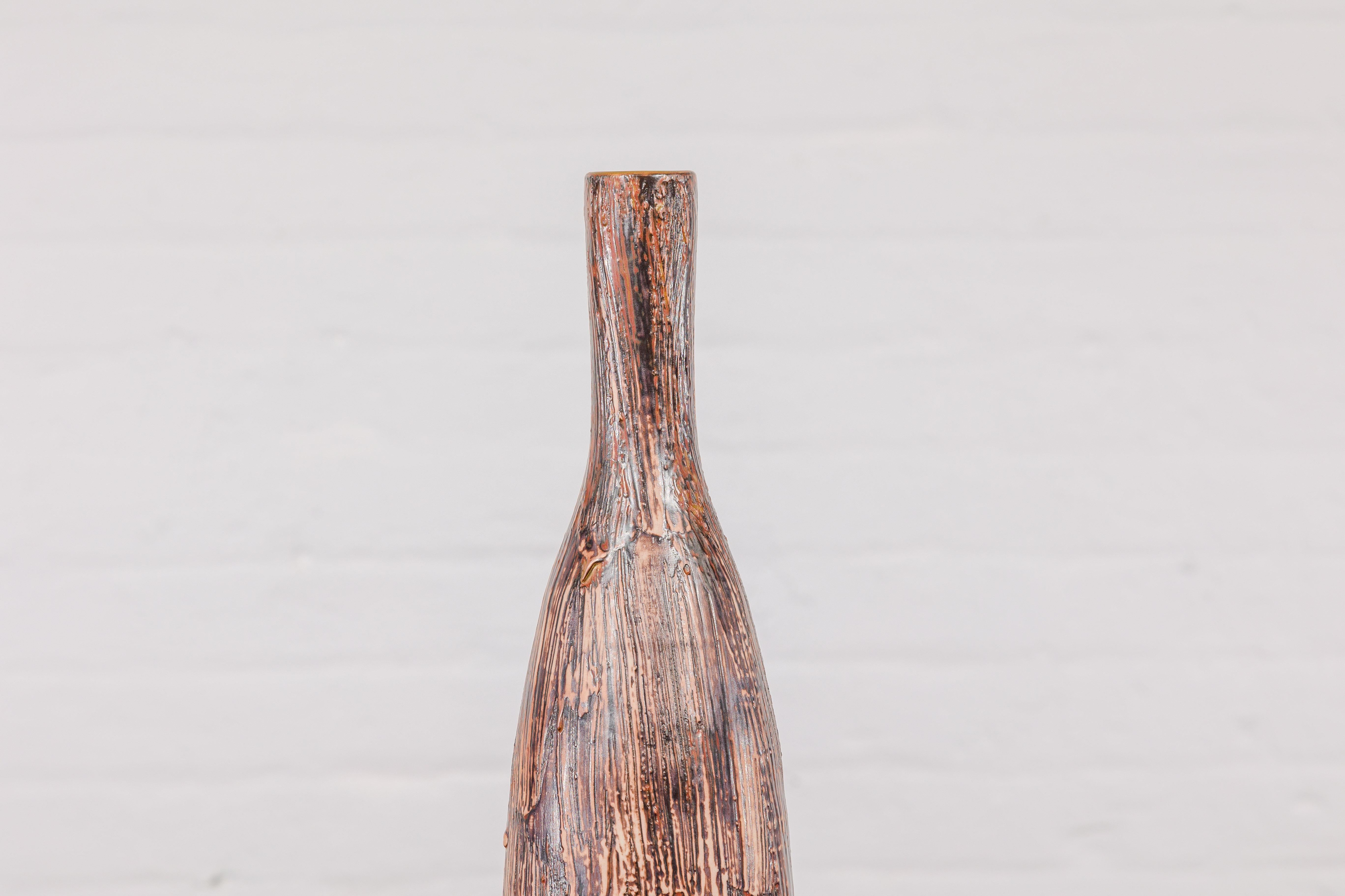 Grand et mince vase en céramique minimaliste texturée Brown en vente 7