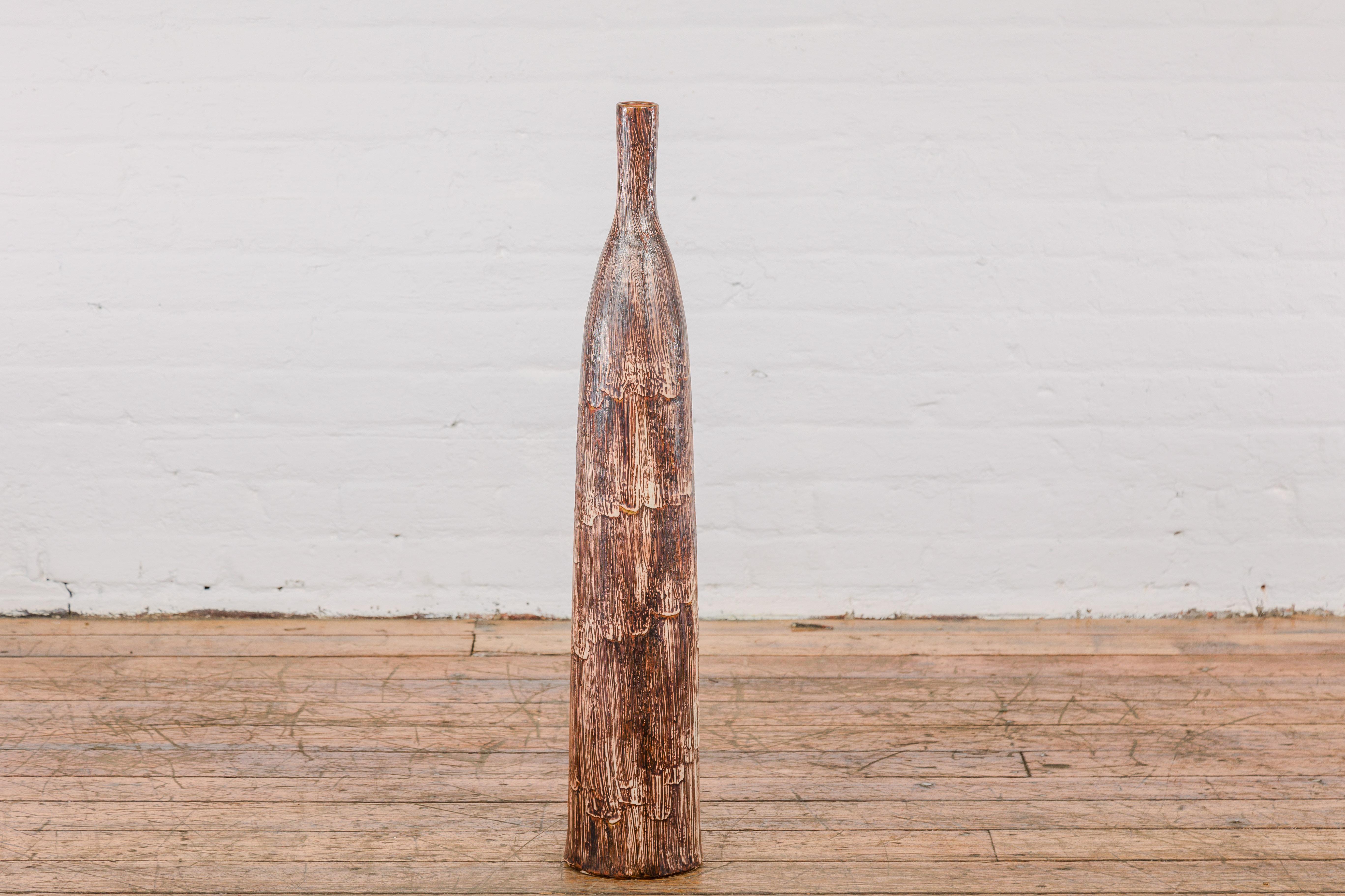 Vernissé Grand et mince vase en céramique minimaliste texturée Brown en vente