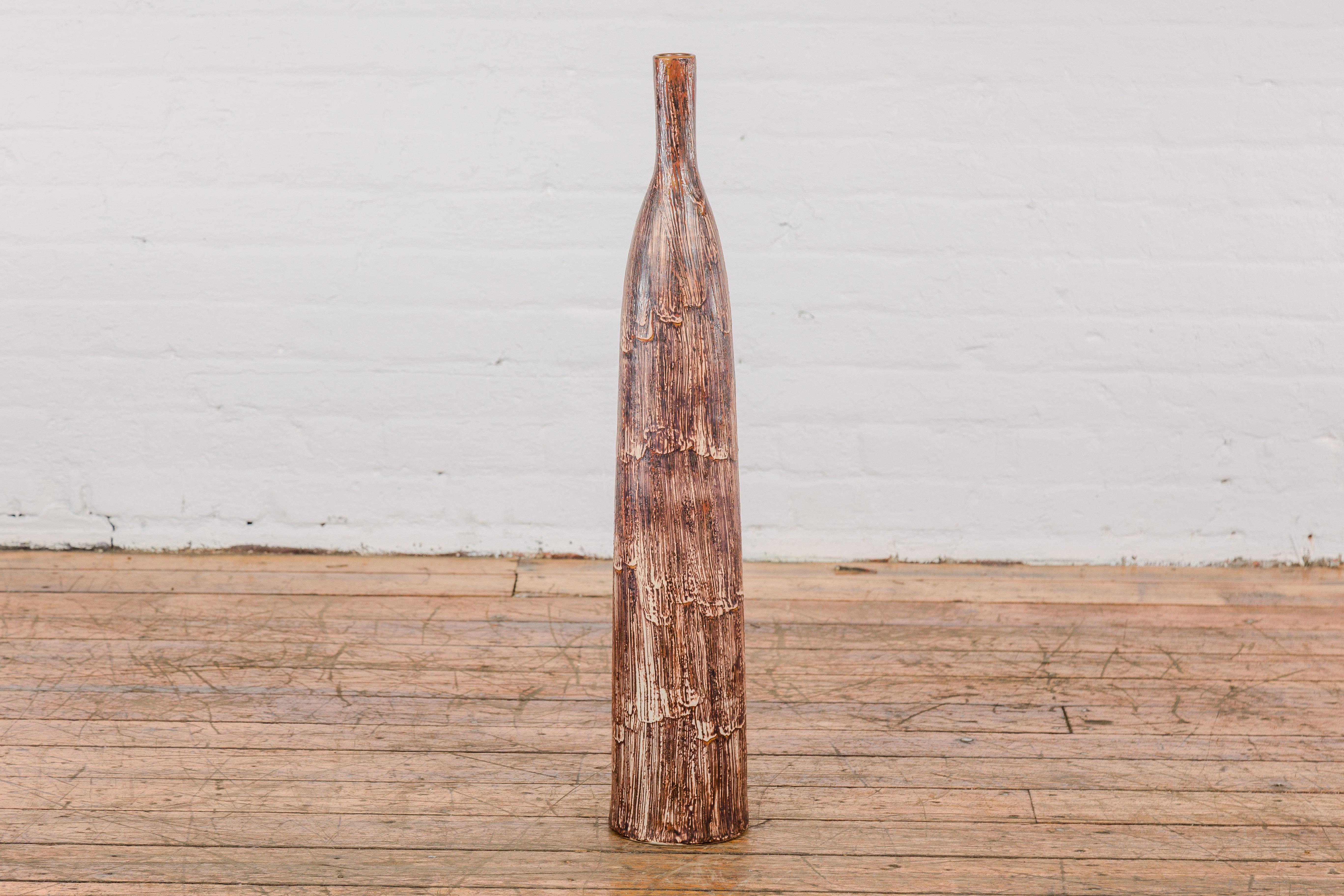 Grand et mince vase en céramique minimaliste texturée Brown en vente 1